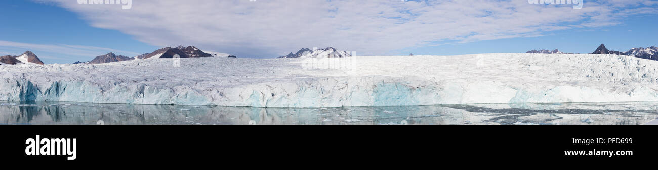 Panoramablick auf die Gletscher 14. Juli oder auch als Fjortende Julibreen und 14 Juli Bukta auf Spitzbergen, Norwegen im Sommer bekannt. Stockfoto