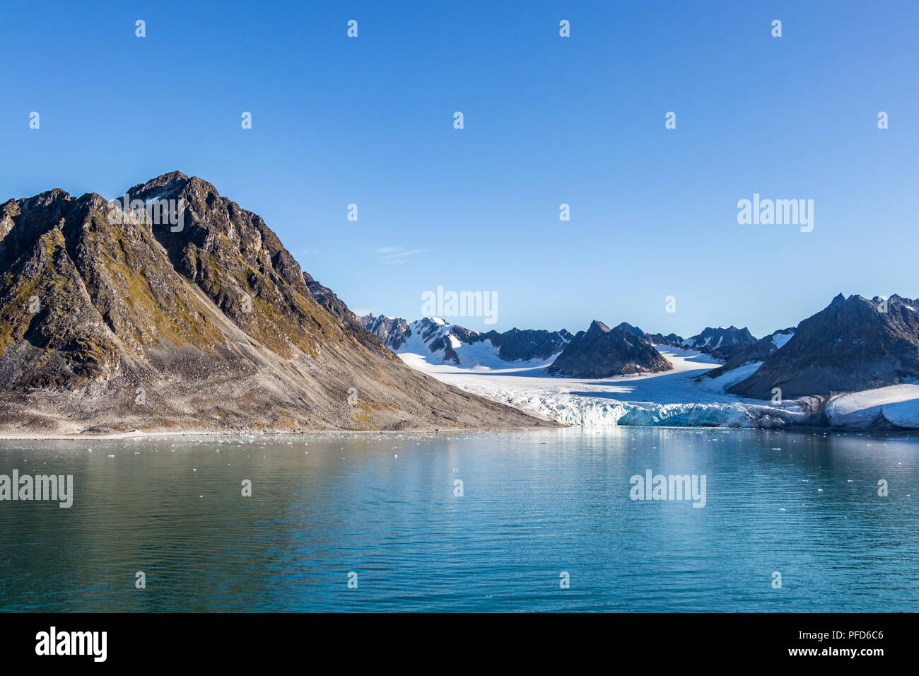 Blick auf Smeerenburg Bucht und Gletscher in Spitzbergen, Svalbard, Norwegen. Stockfoto