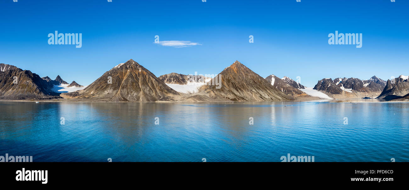 Panoramablick auf die Bucht von Smeerenburg und Gletscher in Spitzbergen, Svalbard, Norwegen. Stockfoto