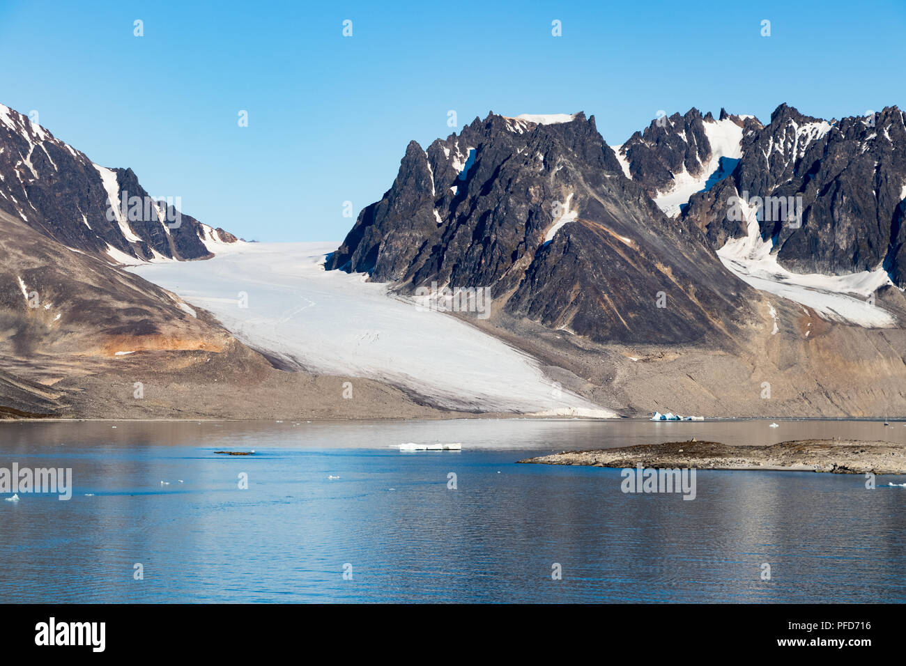 Blick auf Smeerenburg Bucht und Gletscher in Spitzbergen, Svalbard, Norwegen. Stockfoto