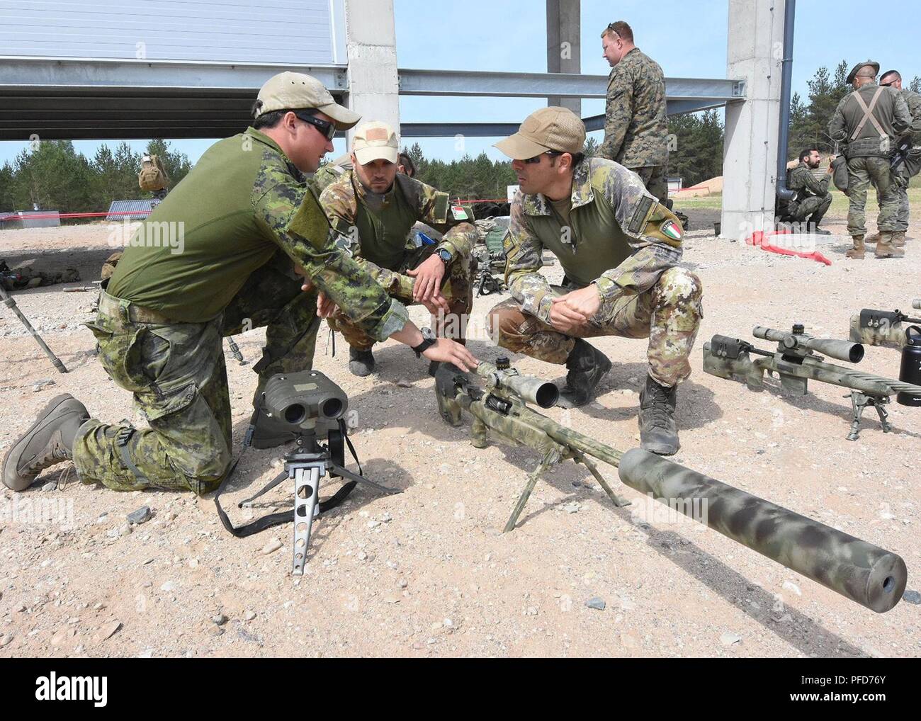 Ein kanadischer Soldat aus dem 2.BATAILLON, Royal Canadian Army Regiments Züge ein spanischer Soldat von Lyon auf der McMillan Tac-50-long range Sniper Rifle, für Präzision Fire Training während der Übung Sabre Strike18 am Adazi Base, Lettland Juni 8, 2018. Diese Übung ist der achte Iteration des langjährigen US-Army Europe - LED-kooperative Ausbildung Übung entwickelt, die Interoperabilität zwischen Alliierten und regionalen Partnern zu verbessern Stockfoto