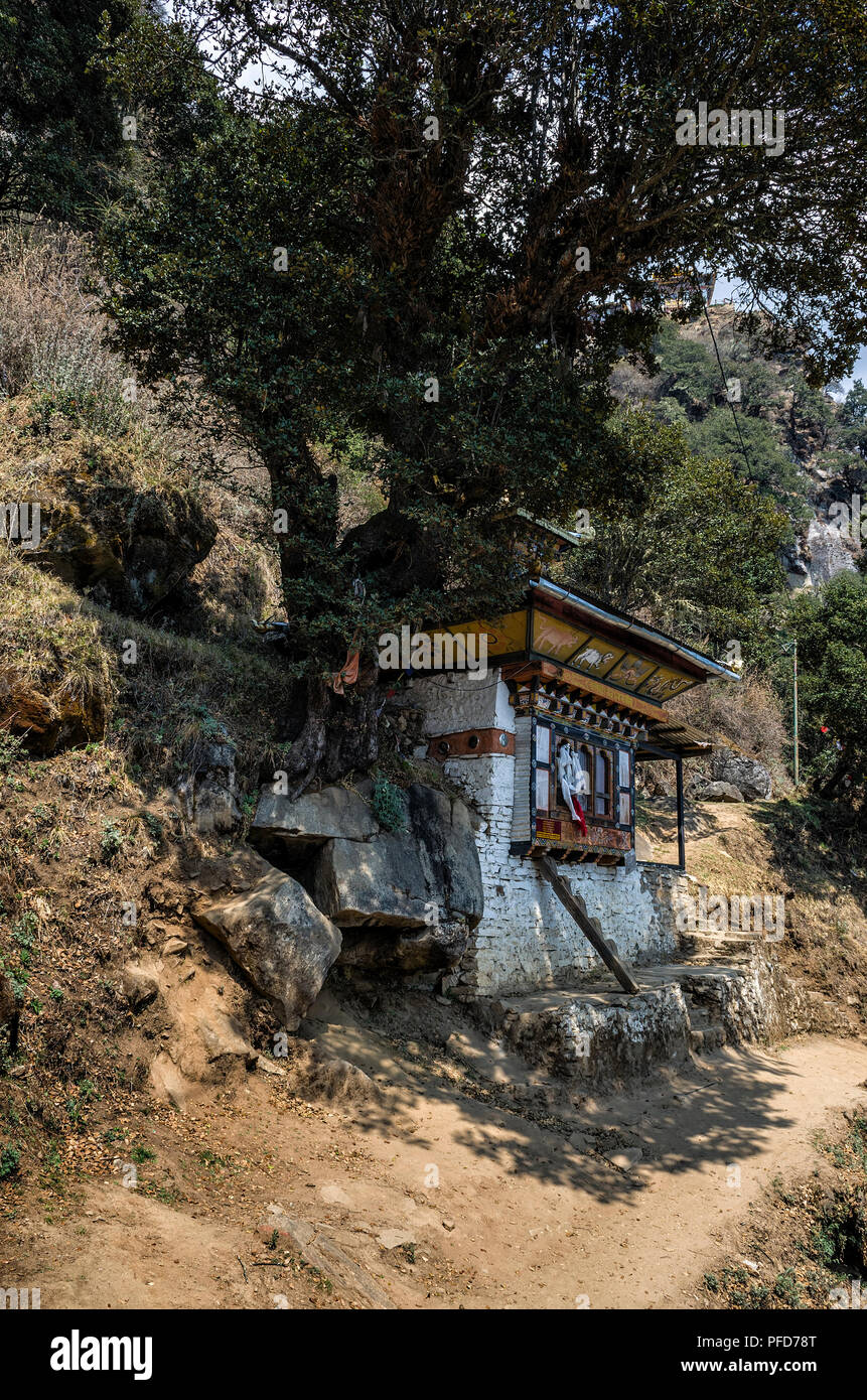 Tempel entlang der Fußweg zum Tiger Nest, Paro, Bhutan - Der kleine Tempel gebaut auf der Geburtsort von Je Khempo Geshey Guenden Rinchen, Paro, Bhuta Stockfoto