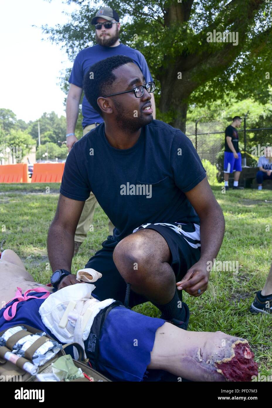 Strand, Virginia (1. Juni 2018) - Ian Hospitalman Ichungwa, Naval Station Norfolk Zweig Gesundheit Klinik zugeordnet, neigt zu einer fiktiven Patienten während der corpsman Fähigkeiten Herausforderung an gemeinsamen Expeditionary Base Little Creek - Fort Story. Die corpsman Fähigkeiten Herausforderung Szenarien wurden auf realen Ereignissen Wissen des corpsman und ihre Fähigkeit unter dem Druck einer hohen Beanspruchung Umgebung durchführen zu testen. Stockfoto