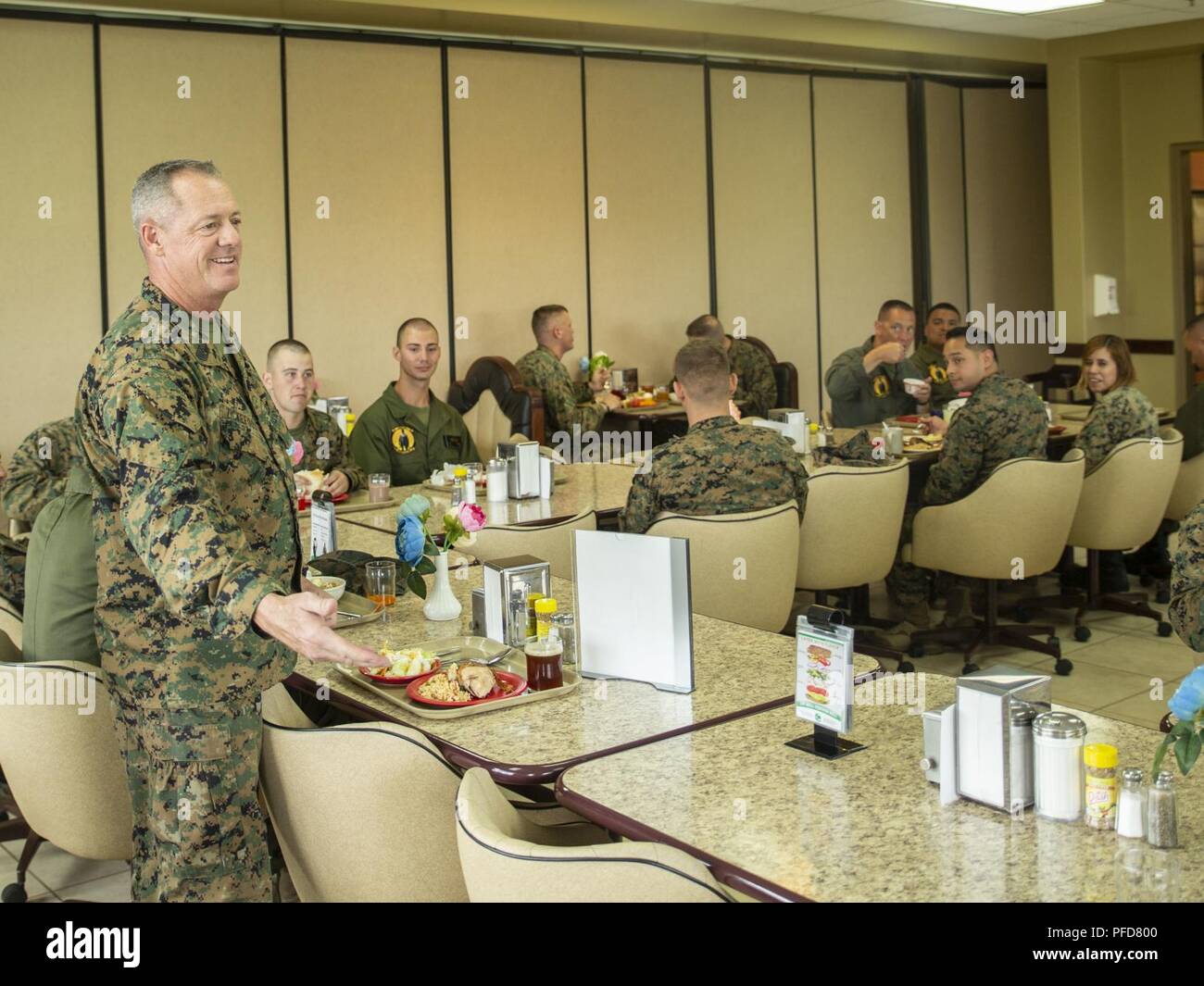 Us Marine Sgt. Maj. Bryan K. Zickefoose, das US Southern Command älterer Soldat Führer, Adressen Marines mit Special Purpose Marine Air-Ground Task Force - südliche Befehl während eines Mittagessens im Soto Cano Air Base, Honduras, 8. Juni 2018. Die Marinesoldaten und Matrosen von SPMAGTF - SC sind die Zusammenarbeit im Bereich Sicherheit Training und Engineering Projekte Neben partner Nation militärischen Kräfte in Zentral- und Südamerika. Das Gerät ist auch auf Standby humanitäre Hilfe und Katastrophenhilfe im Falle eines Hurrikans oder andere Not in der Region zu bieten. Stockfoto