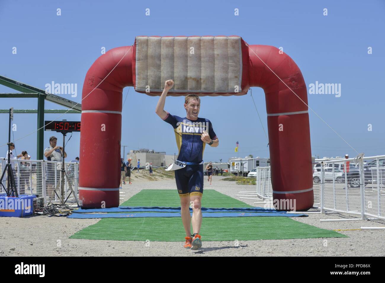 NAVAL BASE VENTURA COUNTY - POINT MUGU, Calif (9. Juni 2018) US Navy Lieutenant Kyle Hooker von Bremerton, Washington Ende in den ersten Platz für das vierte Jahr in Folge an der 2018 Streitkräfte Triathlon Meisterschaft. Während der Triathlon, service Mitglieder sowohl einzeln als auch als Team zu den olympischen Distanzen von einem 1.500-Meter (ca. 1 km) öffnen - Wasser schwimmen, durch eine 40-km (24,8 Meilen) Fahrrad fahren, und dann mit einem 10-Kilometer (6,2 Meilen) durchzuführen. Zusätzlich, Teams für Punkte und Flecken auf der US-Streitkräfte Team, das an der Conseil International du Sp konkurrieren konkurriert Stockfoto