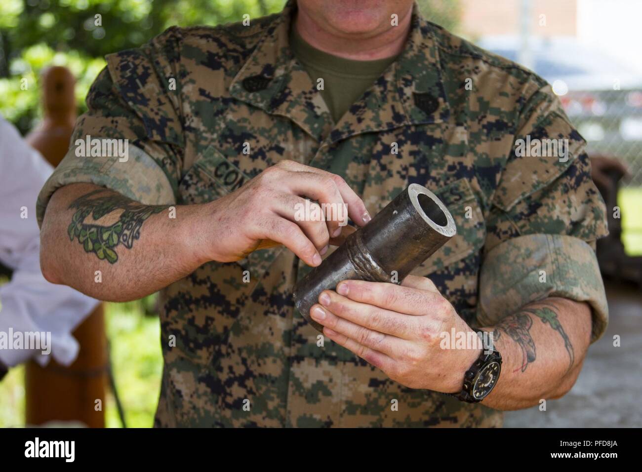 Gunnery Sgt. Michael S. Connors, Student, die United Association Veteranen in Rohrleitungen Programm, gibt seine Bemerkungen während einer VIP-Open House am Marine Corps Base Camp Lejeune, N.C., 31.Mai. Das VIP-Programm schließt die Lücke vom Militärdienst direkt in qualifizierten - Handel Beschäftigung. Stockfoto