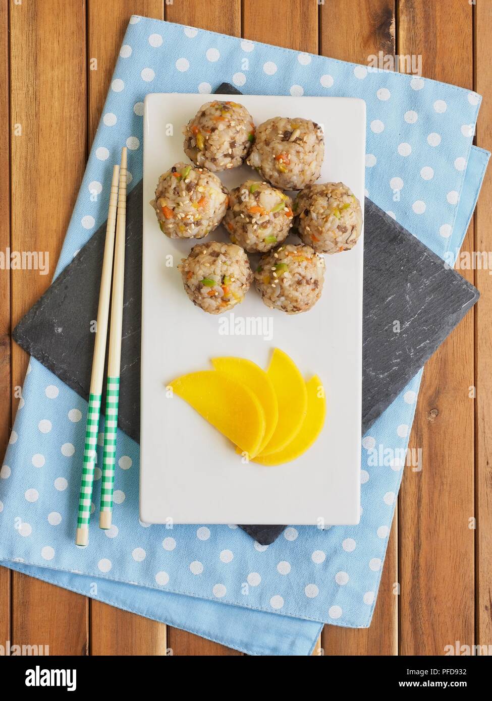 Asiatische Lebensmittel Rindfleisch und Gemüse Reis Kugeln und eingelegter Rettich Stockfoto