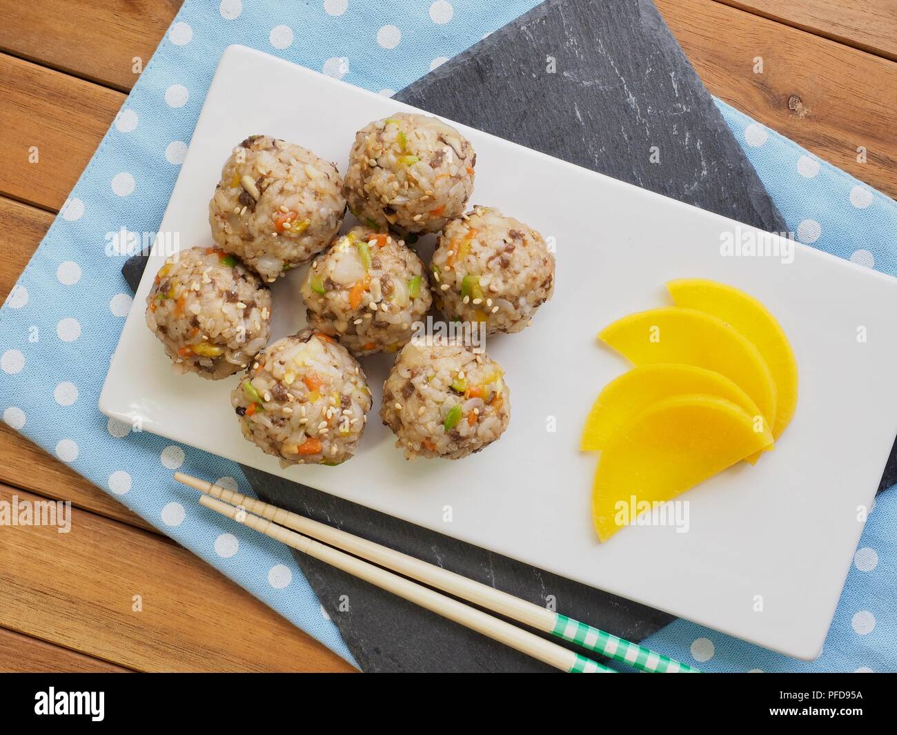 Asiatische Lebensmittel Rindfleisch und Gemüse Reis Kugeln und eingelegter Rettich Stockfoto