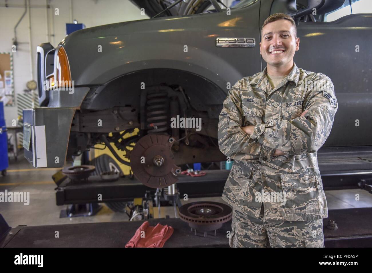 Schwere Mobile und Anlagen Mechaniker Älterer Flieger Logan Knoll, der 171St Air Refuelling Flügel der Wartung des Fahrzeugs Geschwader zugewiesen, posiert für ein Foto für den 171St ARW Spotlight, 9. Juni 2018, in der Nähe von Pittsburgh. Knoll ist ein traditionelles Scots Guards mit dem Flügel und arbeitet als National Account Manager bei ITV Ice-Makers in seine zivile Karriere. Stockfoto