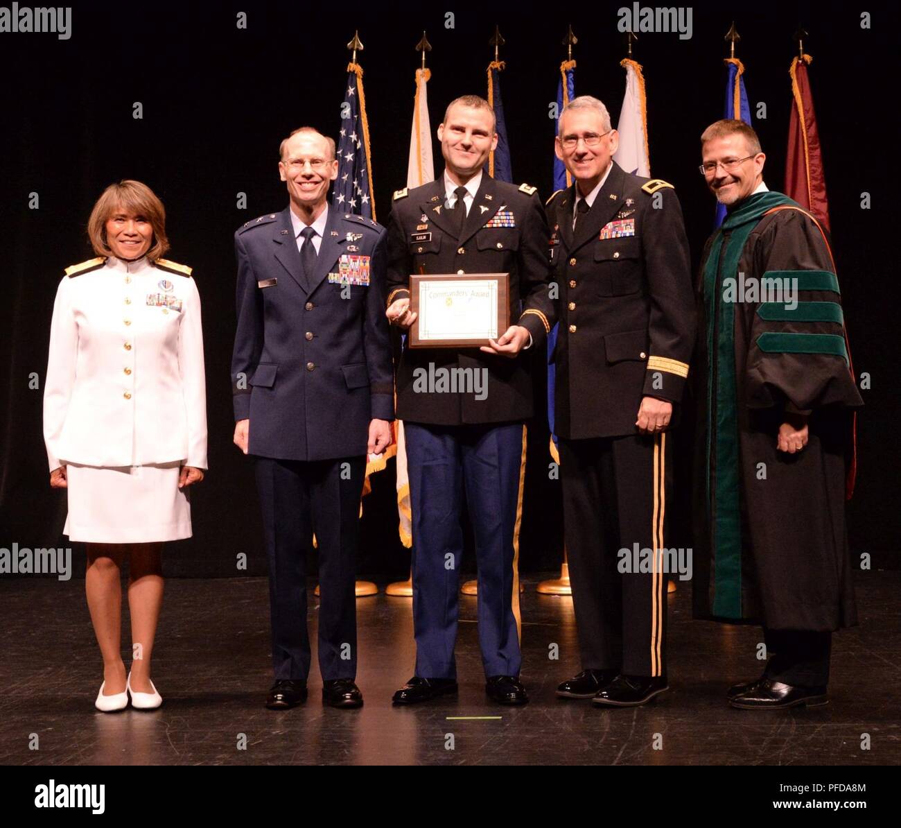 Armee Maj. Tyson Sjulin, pulmonale/critical care Fellow, erhält der Commander Award für Kolleginnen und Kollegen der Klinischen Forschung während des San Antonio Uniformed Services Health Education Consortium Abschlussfeier 7. Juni um die Lila Cockrell Theater in der Innenstadt von San Antonio. Auch abgebildet sind (von links) Vizepräsident Adm. Raquel Bono, Direktor der Verteidigung Gesundheit Agentur; Luftwaffe Generalmajor Bart O. Iddins, 59. Medizinische Wing Commander; Armee Brig. Gen. George Appenzeller, Brooke Army Medical Center Commander; und Dr. Scott Jones Woodson, Dekan der SAUSHEC. Stockfoto