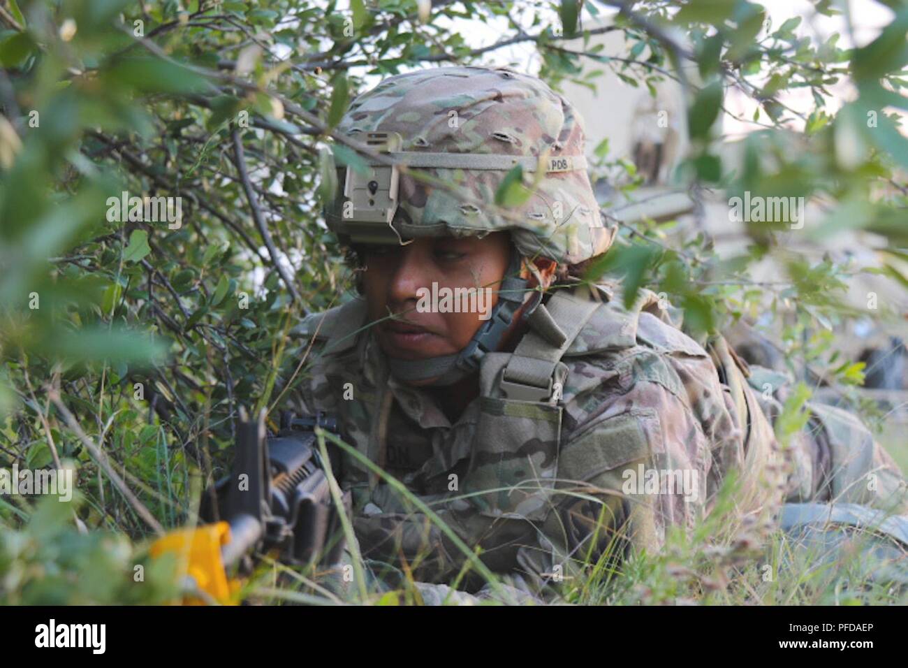 Sgt. Nadine Anson, Sitz und Hauptverwaltung Company, 504th Military Intelligence Brigade Fort Hood, Texas, zieht Sicherheit, 7. Juni 2018. Die Website wurde im Rahmen einer simulierten Angriff, dass indirekte Feuer und Chemikalien. Stockfoto