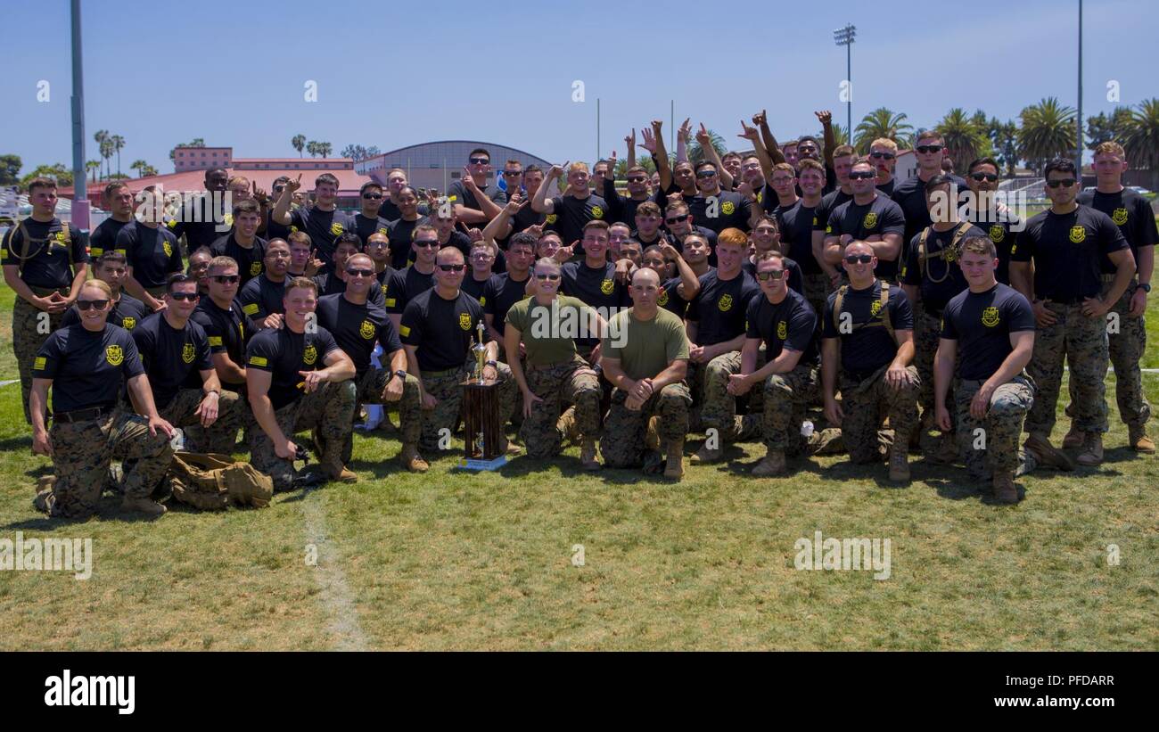 Us-Marines mit 1 Air Naval Geschützfeuer Liaison Firma posieren für ein Foto Nach den ersten Platz während des I Marine Expeditionary Force Informationen im Feld Gruppe vergeben wird bei Marine Corps Base Camp Pendleton, Calif., 8. Juni 2018 erfüllen. Das Feld Treffen bestand aus verschiedenen konkurrierenden Fälle konstruiert Teamarbeit, Motivation und Espirit de Corps zwischen allen Einheiten zu bauen unter I MIG. Stockfoto