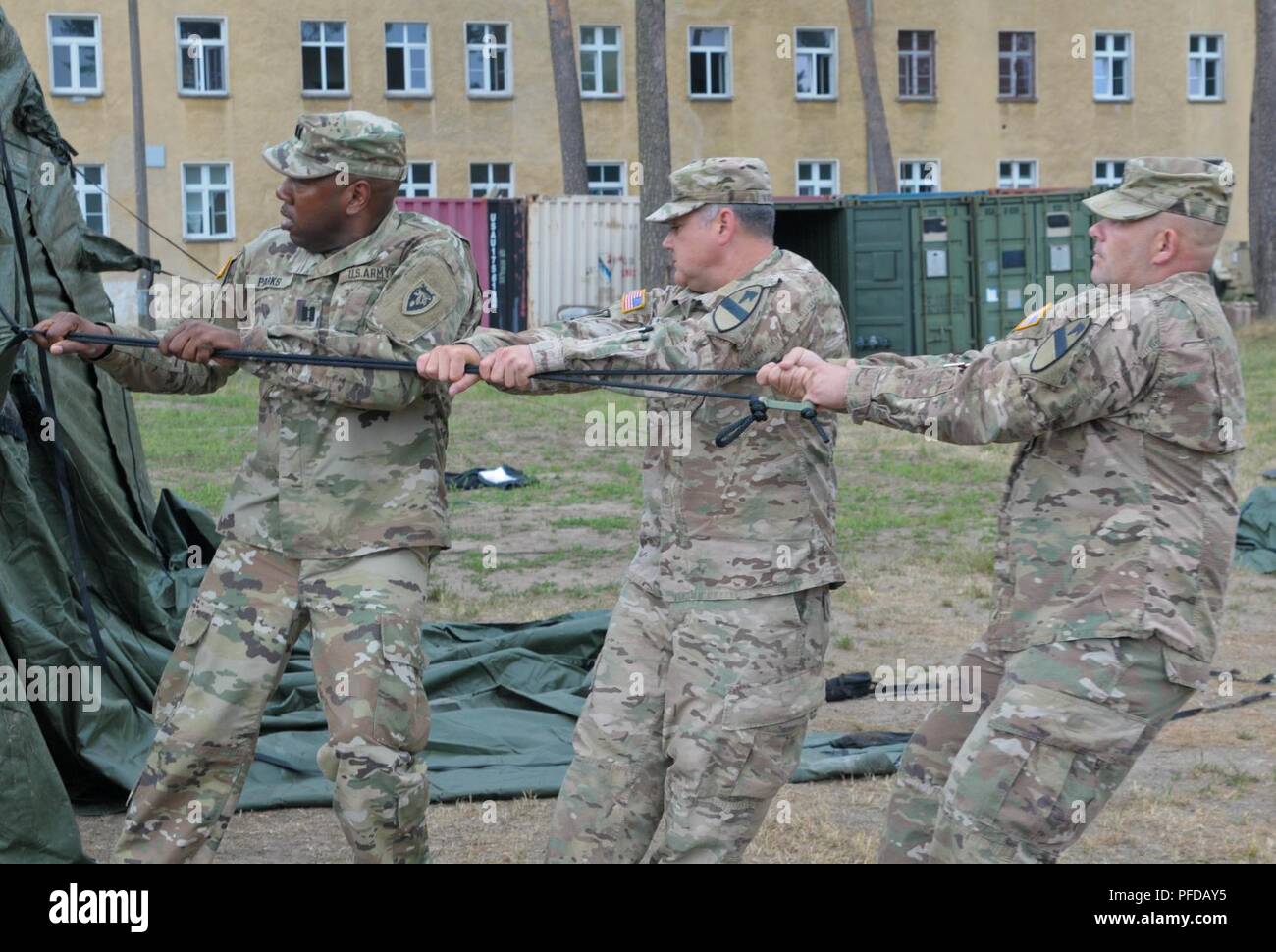 Kapitän Ellis Parks, die 382. öffentliche Angelegenheiten Loslösung der 1. Gepanzerten Brigade Combat Team, 1st Cavalry Division Public Affairs Office unterstützt die Soldaten auf den Hauptsitz und die Konzernzentrale, 91st Brigade Ingenieur Bataillon, 1st Armored Brigade Combat Team, 1.Kavallerie Division in Zagan, Polen, Juni 3, 2018 zugeordnet. Es nimmt eine Vielzahl von Soldaten, die taktischen Operationen Zentrum zur Unterstützung der Atlantischen lösen, ein bleibendes Training übung zwischen der NATO und der US-Streitkräfte zu setzen. Stockfoto