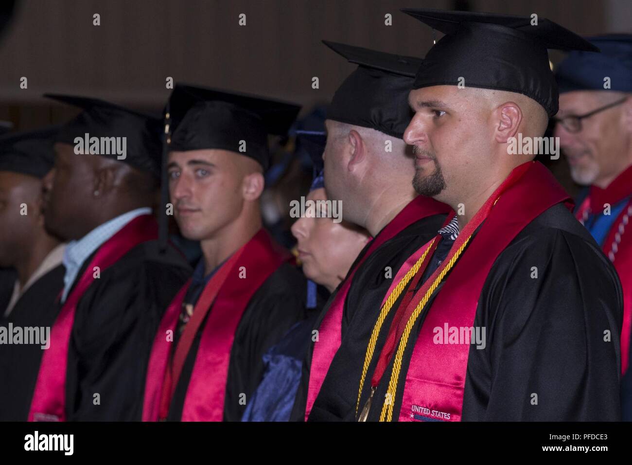 Absolventen stehen für Anerkennung während der Kommandierende General des 23. jährlichen Dienstfreien Ausbildung Abschlussfeier an der Basis Theater auf der Marine Corps Base Camp Lejeune, N.C., 1. Juni 2018. Die abschlussfeier erkannt, die Programme der Studie während des akademischen Jahres 2017-2018 abgeschlossen, während in den Vereinigten Staaten Streitkräfte dienen oder Vollzeit Arbeitsplätze. Stockfoto