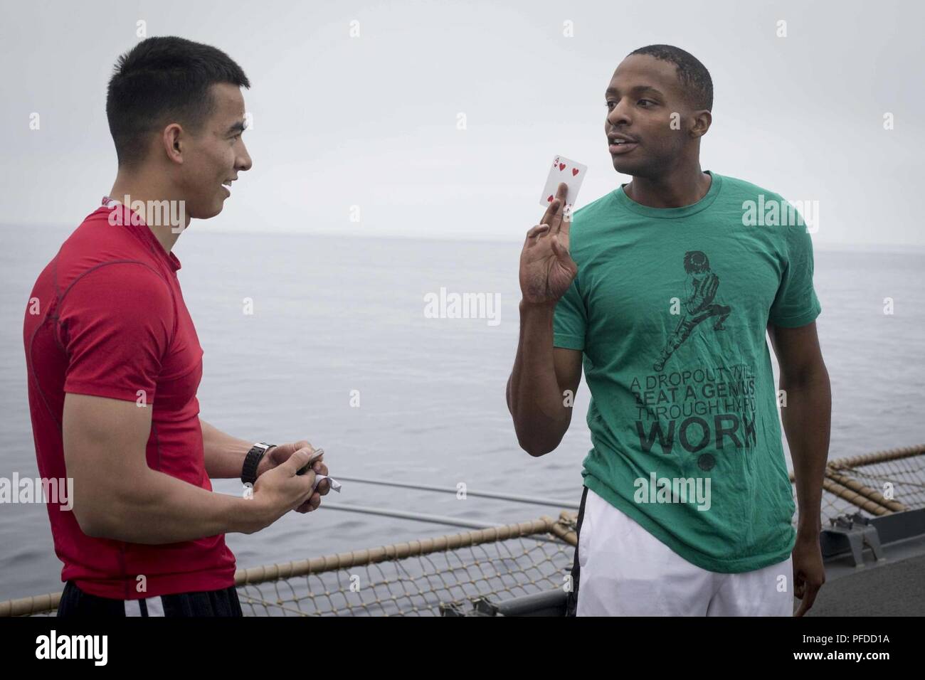 Us Marine Sgt. Daiquan Braun, ein Elektriker, hält eine Karte an Cpl. Uriel Salinas, eine Bekämpfung der Ingenieur mit der Bekämpfung der Logistik Bataillon 13, 13 Marine Expeditionary Unit (MEU), während ein Bataillon körperliche Training auf See an Bord der Whidbey Island-Klasse dock Landung Schiff USS Rushmore (LSD 47), 4. Juni 2018. Das Essex Amphibious Ready Group (ARG) und 13 MEU leiten Composite Trainingsgerät Übung (COMPTUEX), die letzte Übung vor der bevorstehenden Bereitstellung. Diese Übung überprüft die Fähigkeit der ARG/MEU team Anpassen und Ausführen Missionen in ständig wechselnden, unbekannt Stockfoto