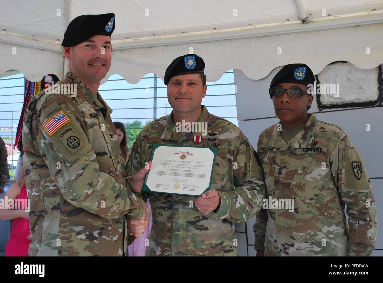 Oberstleutnant John misenheimer wurde mit einem Meritorious Service Medal durch US-Armee NATO-Brigade Kommandeur, Oberst Jason Riley während der Änderung der Alliierten South Bataillon von Befehl und Verantwortung Zeremonie, in der sich das Bataillon der Wechsel zwischen den beiden Kommandanten und Soldaten Führer markiert dargestellt. Eingehende Kommandant Oberstleutnant Keith Toler nahm die Zügel von Misenheimer und ankommender älterer Soldat Führer Command Sgt. Maj. Serjio Pruneda übernahm für Command Sgt. Maj. John Gutierrez. ( Stockfoto