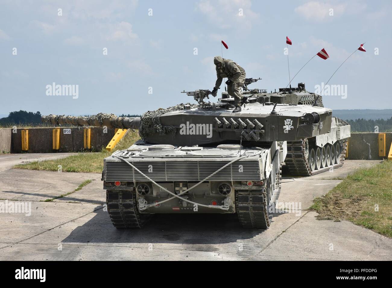 Tanker in Österreichs 6. Tank Company, 14 Panzer Bataillon reagieren auf eine simulierte chemischen, biologischen, radiologischen, nuklearen oder Umwelt (CBRN-E) Angriff und Wiederherstellen der deaktiviert Leopard 2A4 während der starken Europa Tank Herausforderung, an der 7. Armee den Befehl Grafenwöhr Training Area gehalten, 5. Juni 2018. Us-Army Europe und die deutsche Armee Gastgeber der dritten starkes Europa Tank Herausforderung bei Grafenwöhr Training Area, Juni 3 - 8, 2018. Stockfoto