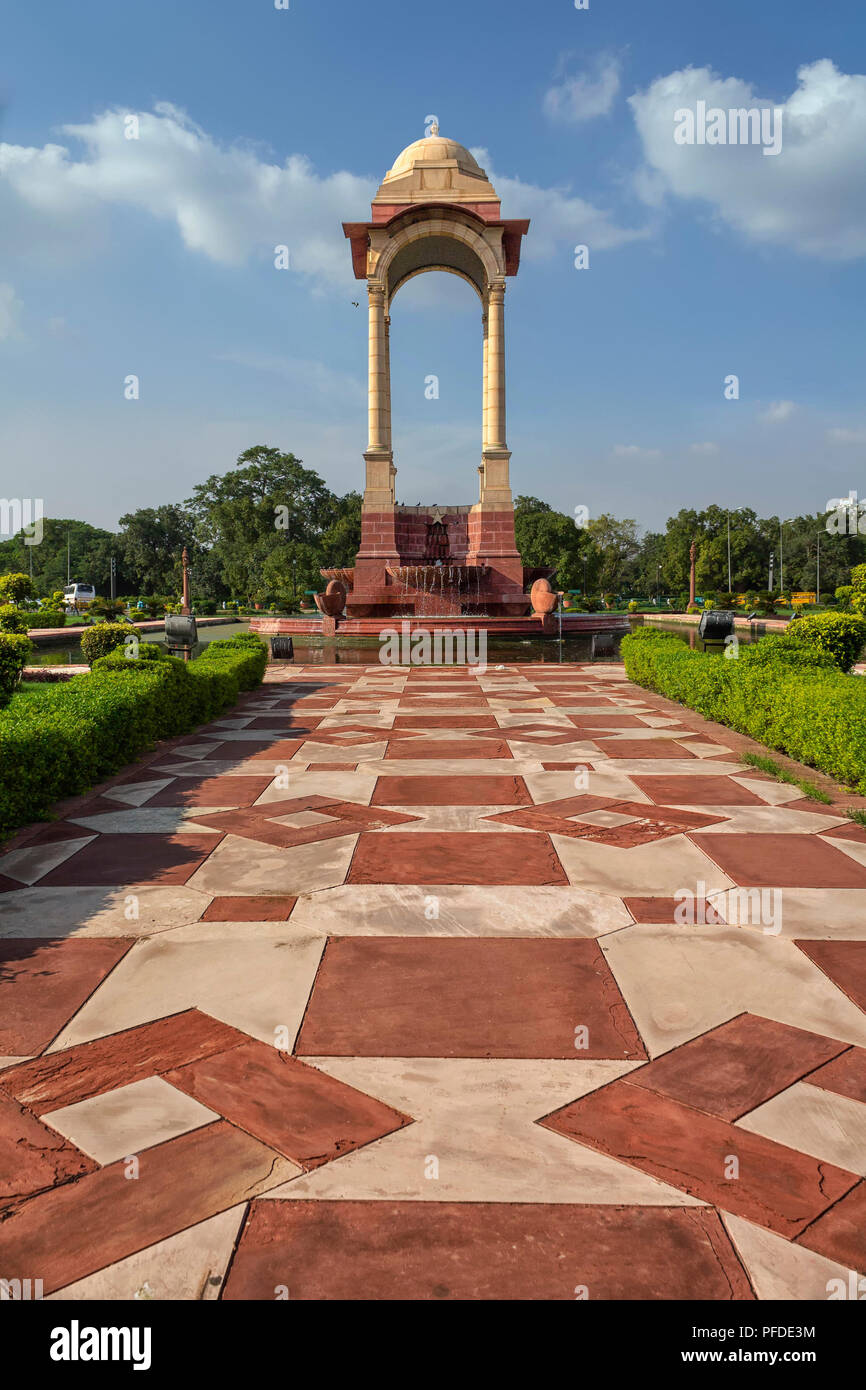 New Delhi, Indien - September 08, 2014 - Blick auf Vordach im Hochformat am India Gate unter blauem Himmel Farbe Version Stockfoto