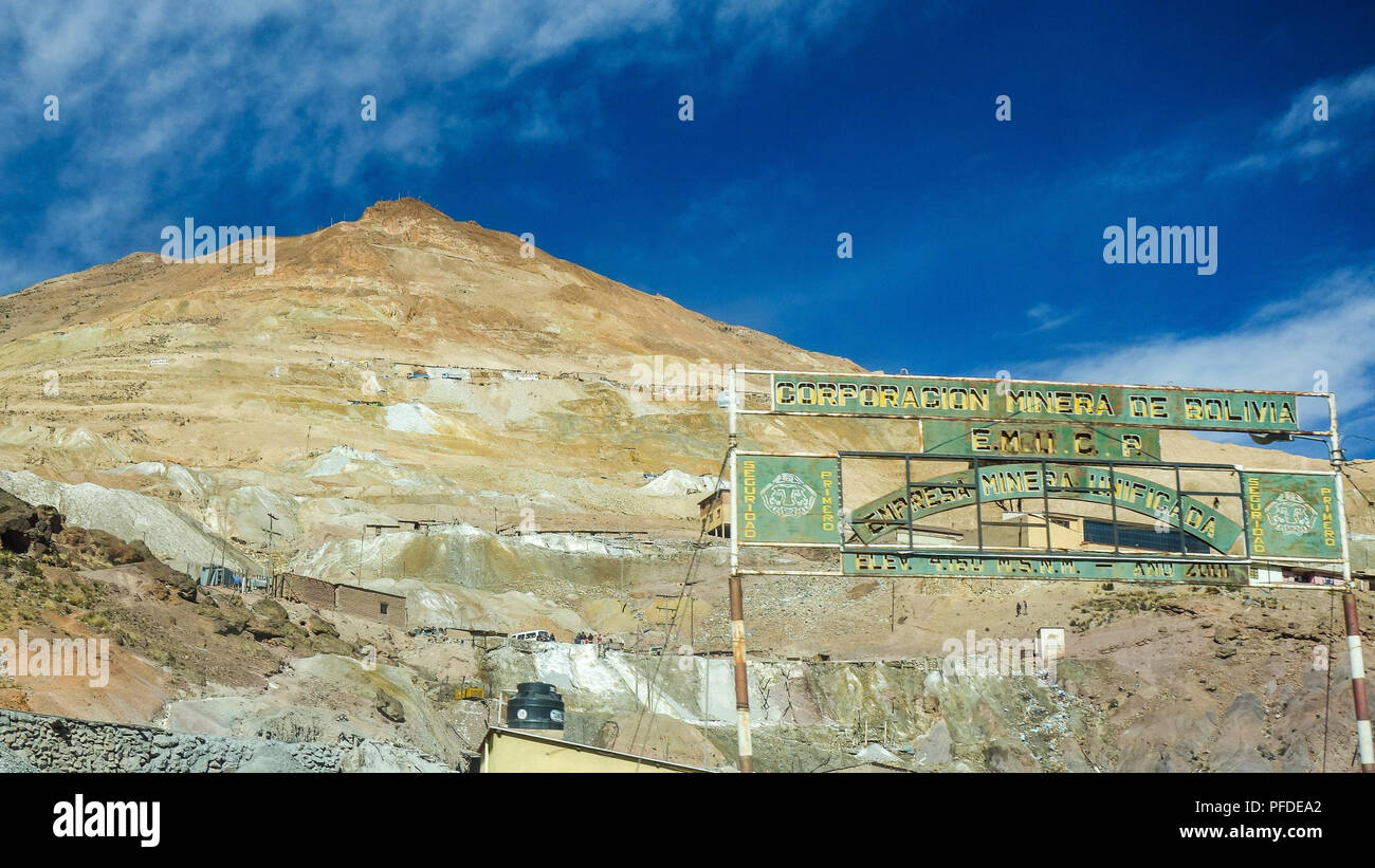 Cerro Rico (Cerro Potosí oder Sumaq Urqu), ein 4800 m Berg für seine Silberminen berühmt, in der Nähe der Stadt Potosi, Bolivien. Stockfoto