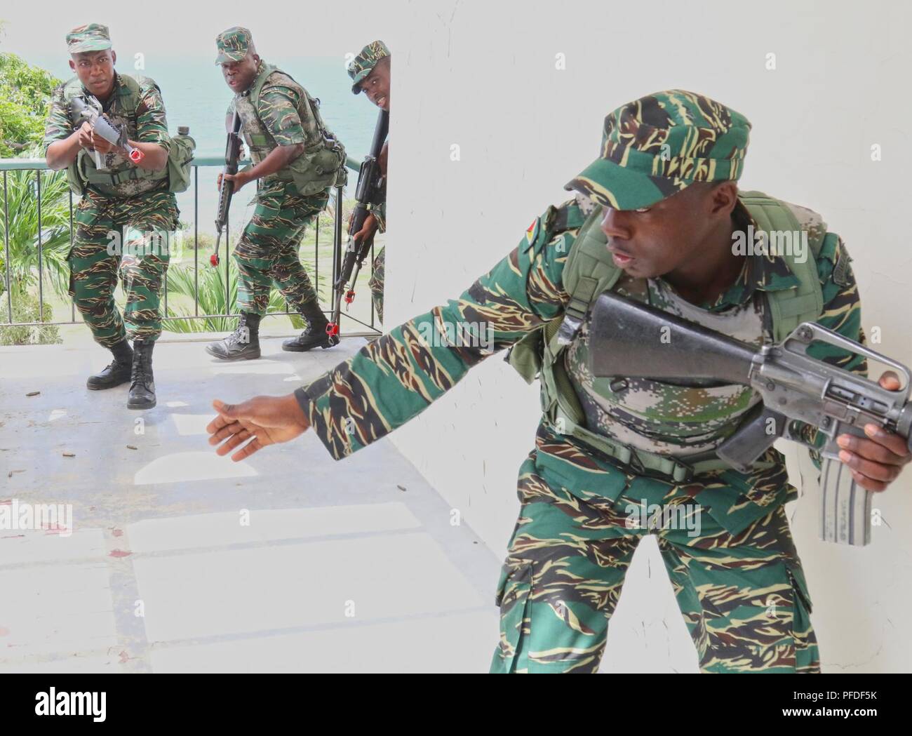 Guyana Defence Force Soldaten verhalten Close Quarters Battle Training während der TRADEWINDS 2018 Juni 6, 2018, in Basseterre, St. Kitts und Nevis. Tradewinds bietet den teilnehmenden Ländern die Gelegenheit, Sicherheit und Disaster Response Fähigkeiten zu verbessern. Stockfoto