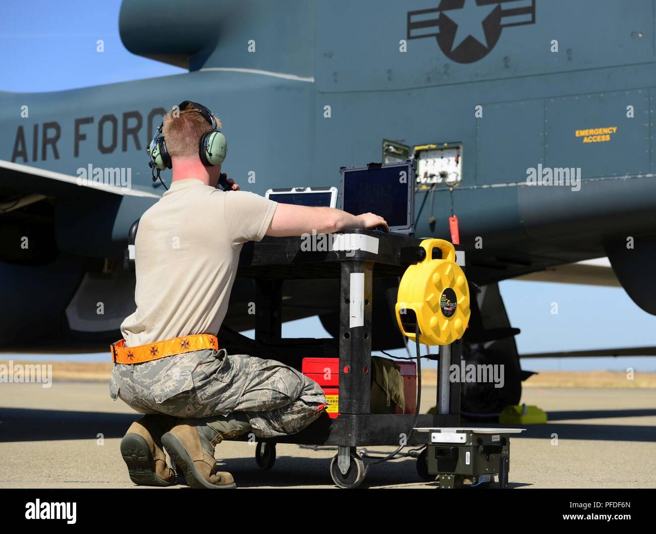 Senior Airman Evan Williams, 12 Aircraft Maintenance Unit RQ-4 Global Hawk Avionik Techniker, Schnittstellen mit einem RQ-4 Juni 5, 2018, an der Beale Air Force Base, Kalifornien. Die RQ-4 ist ein aus der Ferne gesteuert, die hohe verwendet wird - Höhe Intelligence, Surveillance und Reconnaissance mit den Kommandanten in Kriegszeiten und Kontingenz. Stockfoto