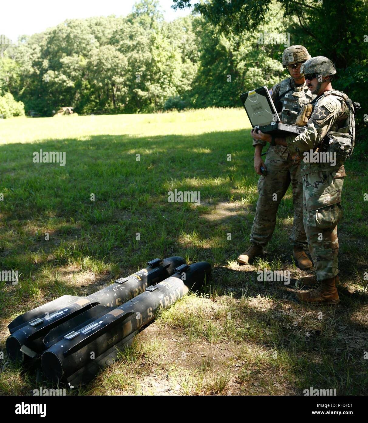 (Von links) Staff Sgt. Edward Monczynski, eine Beseitigung von Explosivstoffen team leader mit dem 718Th Ordnance Company (EOD) ab Lager Humphreys, Korea, und sein Team Mitglied, SPC. Matthäus Ruben, arbeiten zusammen, um die Absturzstelle lane am Fort A.P. zu verhandeln. Hill, 6. Juni 2018. EOD-Teams sind für die Maßnahmen bewertet und die damit verbundenen Aufgaben zur Unified land Operationen zu EOD unterstützen zu beseitigen und/oder explosiven Bedrohungen zu reduzieren. Die Ordnance Tiegel ist so konzipiert, dass Teamwork Soldaten und ihre Fähigkeiten zum kritischen Denken zu prüfen, während Sie technische Lösungen für reale Probleme Verbesserung readines anwenden Stockfoto