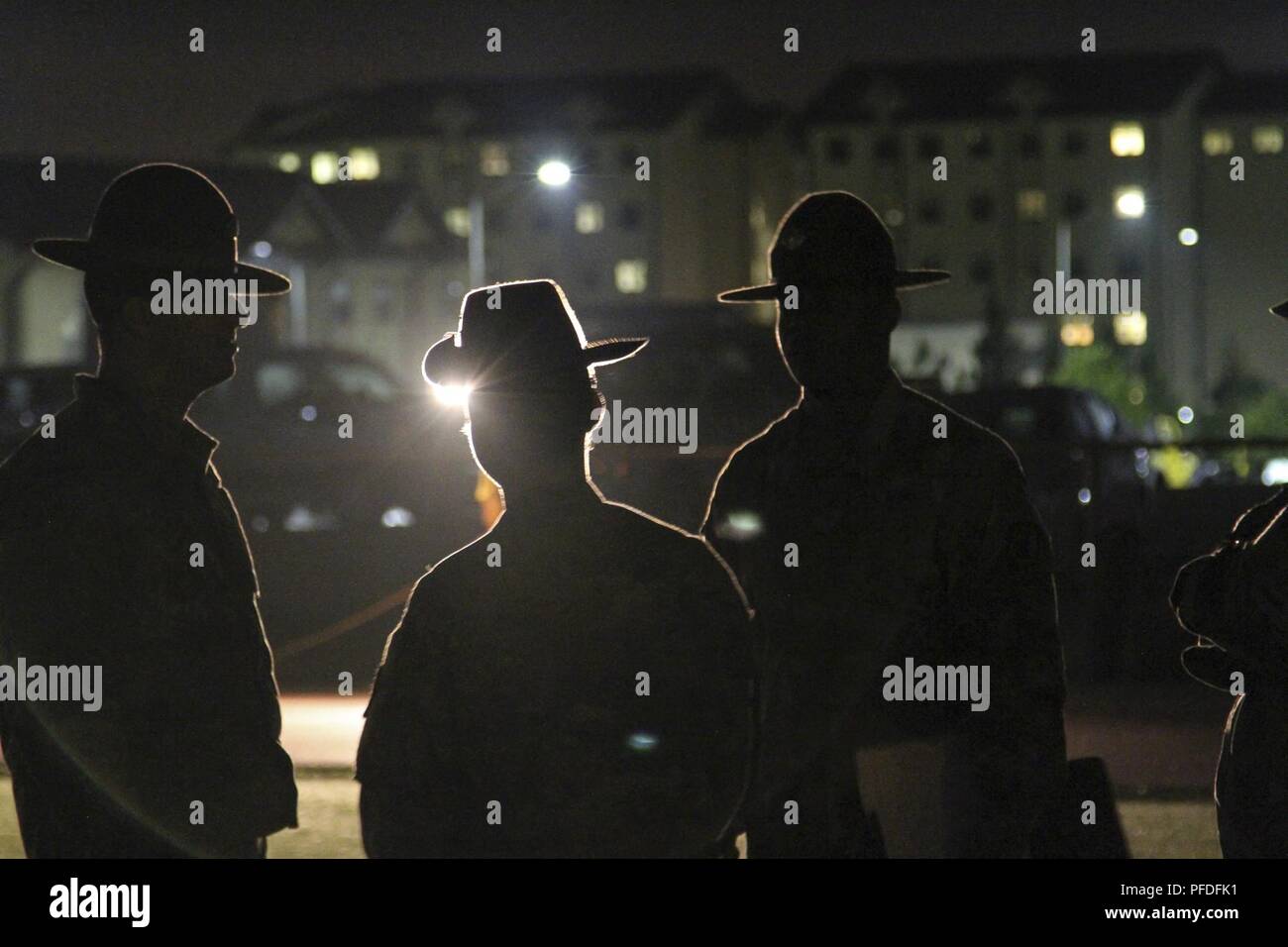 U.S. Army Reserve drill Sergeants mit der 108 Ausbildung Befehl erwarten Läufer während der Fitness Teil der Bundeswehr Abzeichen an der U.S. Army Reserve 2018 besten Krieger Wettbewerb in Fort Bragg, North Carolina, 10. Juni 2018. In diesem Jahr besten Krieger Wettbewerb bestimmen die oberen noncommissioned Officer und Junior Soldat Soldat der US-Armee finden in der Abteilung der Armee am besten Krieger Konkurrenz später dieses Jahr vertreten wird am Fort A.P. Hill, Virginia. Stockfoto