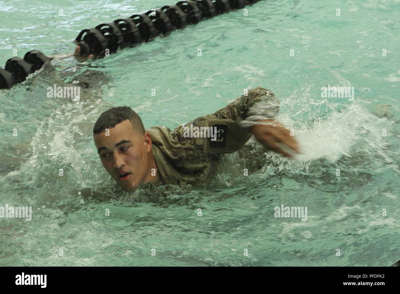 U.S. Army Reserve SPC. William S. Gesetze, eine chemische, biologische, radiologische und nukleare Spezialist mit der 318 Chemical Company, 490th Battalion, 415Th chemischen chemischen Brigade, 76th Division (Operational Response), konkurriert im Schwimmen bei der Bundeswehr Abzeichen an der U.S. Army Reserve 2018 besten Krieger Wettbewerb in Fort Bragg, North Carolina, 10. Juni 2018. In diesem Jahr besten Krieger Wettbewerb bestimmen die oberen noncommissioned Officer und Junior Soldat Soldat der US-Armee finden in der Abteilung der Armee entsprechen am besten Krieger Konkurrenz später Stockfoto