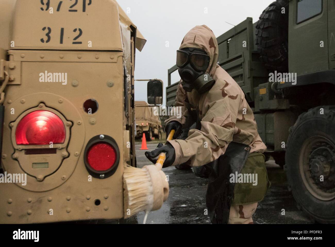 Gemeinsame Basis CAPE COD, Massachusetts - Armee Pfc. Chistopher Lopez, chemischen, biologischen, radiologischen und nuklearen Facharzt mit der 272 Chemical Company Massachusetts Army National Guard, Dekontaminiert ein High Mobility Multipurpose Radfahrzeug. Die Schulung ist Teil einer kombinierten Waffen ausüben, welche Tests die Mission Bereitschaft der Combat support Einheiten hier Juni 10, 2018. (Massachusetts Army National Guard Stockfoto