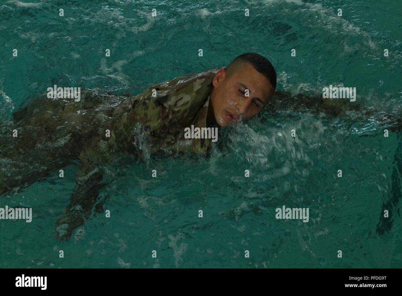 U.S. Army Reserve SPC. Alejandro Alcala, einer Munitionsfabrik Spezialist der 266th Verordnung Unternehmen, 1. die Mission unterstützt den Befehl, konkurriert in der Bundeswehr Proficiency Abzeichen schwimmen Veranstaltung in der U.S. Army Reserve 2018 besten Krieger Wettbewerb in Fort Bragg, North Carolina, 10. Juni 2018. In diesem Jahr besten Krieger Wettbewerb bestimmen die oberen noncommissioned Officer und Junior Soldat Soldat der US-Armee finden in der Abteilung der Armee am besten Krieger Konkurrenz später dieses Jahr vertreten wird am Fort A.P. Hill, Virginia. Stockfoto
