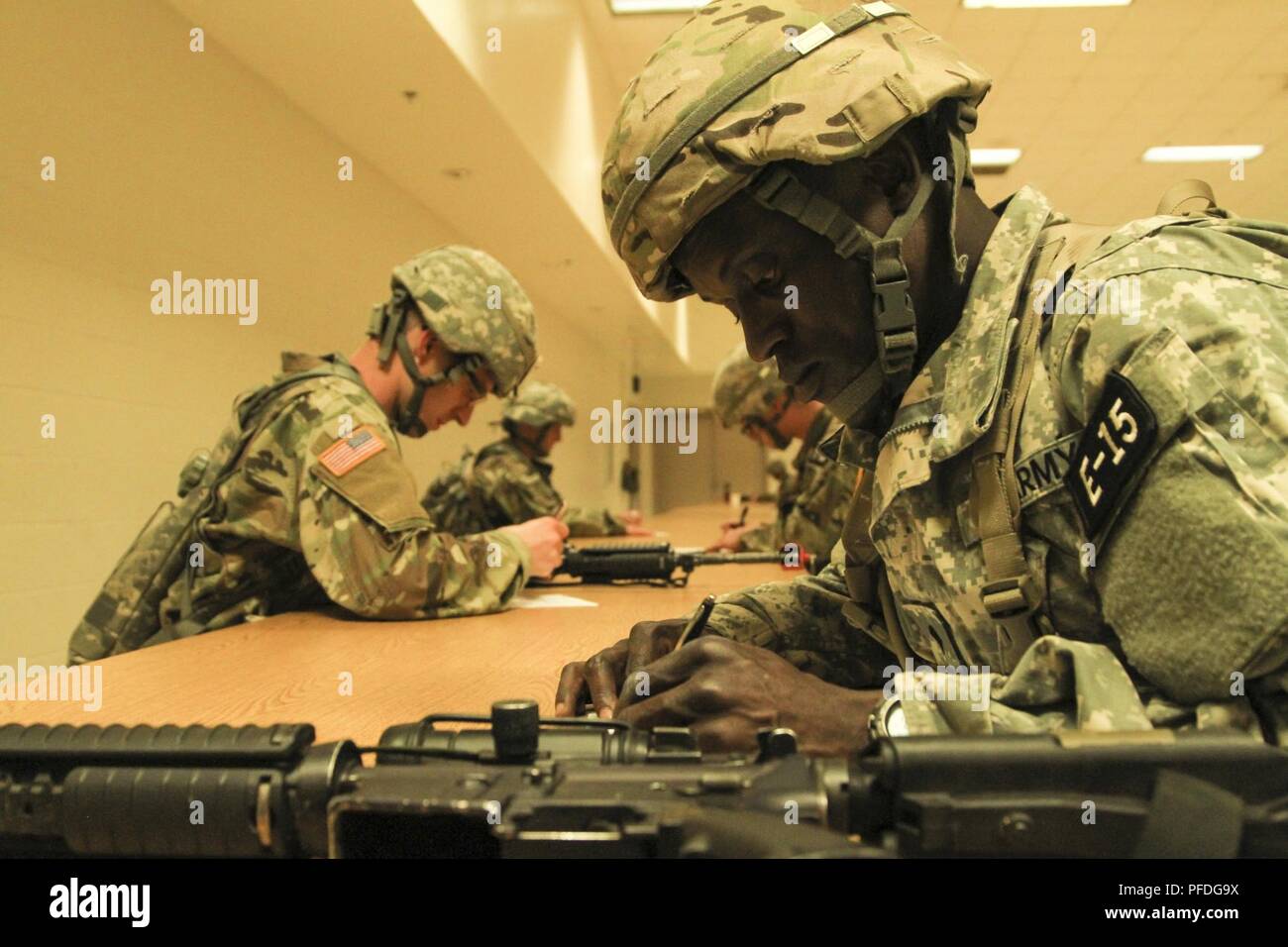 U.S. Army Reserve SPC. Pateh Jawo, einem medizinischen Labor Fachmann mit der 737Th Blut Loslösung, Armee finden Medizinische Befehl, nimmt eine zeitgerechte schriftliche Prüfung auf physischen Readiness Training während der US-Army Reserve 2018 besten Krieger Wettbewerb in Fort Bragg, North Carolina, 11. Juni 2018. Dreißig sechs Wettbewerber, die US-Army Reserve Befehle in der ganzen Welt wetteifern um den noncommissioned Officer und Junior Soldaten der US-Army Reserve Bester Krieger Titel. Stockfoto