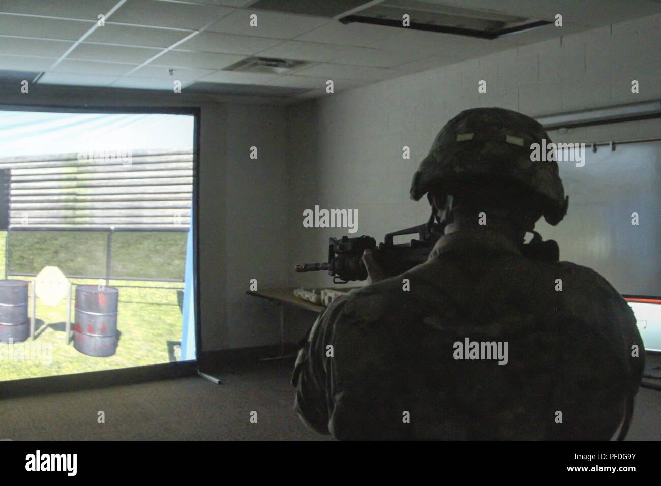 Ein US-Armee-reservesoldat konkurriert auf dem mobilen Treffsicherheit Training System während der US-Army Reserve 2018 besten Krieger Wettbewerb in Fort Bragg, North Carolina, 11. Juni 2018. Dreißig sechs Wettbewerber, die US-Army Reserve Befehle in der ganzen Welt wetteifern um den noncommissioned Officer und Junior Soldaten der US-Army Reserve Bester Krieger Titel. Stockfoto