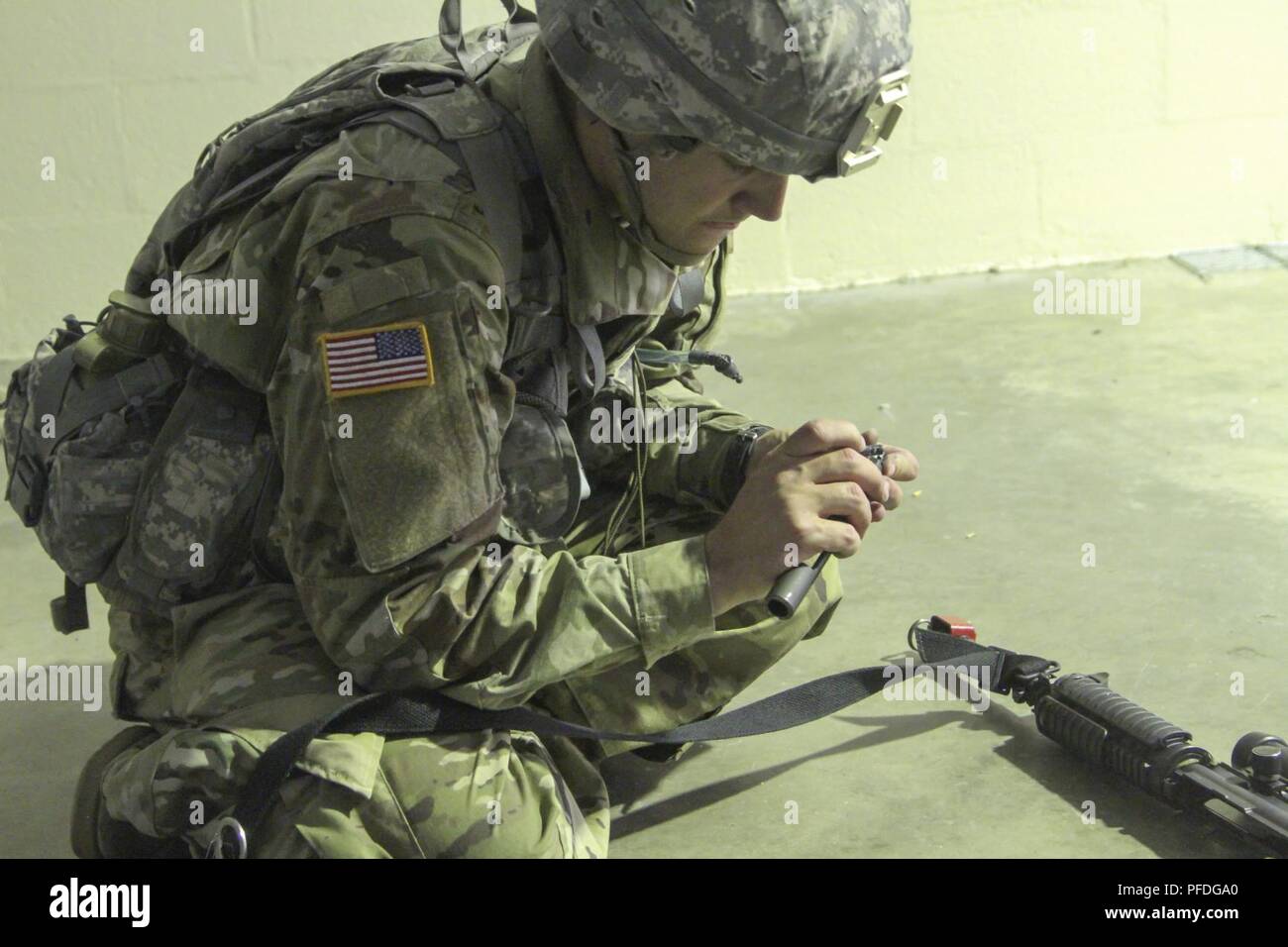 Us-Armee finden Sgt. James Southard, die Petroleumversorgung Fachmann mit der 786Th Quartermaster Firma, 79 Theater Sustainment Command, führt eine M4 Waffen Funktion Bewertung während der U.S. Army Reserve 2018 besten Krieger Wettbewerb in Fort Bragg, North Carolina, 11. Juni 2018. Dreißig sechs Wettbewerber, die US-Army Reserve Befehle in der ganzen Welt wetteifern um den noncommissioned Officer und Junior Soldaten der US-Army Reserve Bester Krieger Titel. Stockfoto