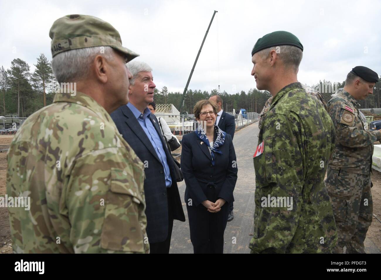 ĀDAZI, Lettland, Michigan Gouverneur Rick Snyder, US-Botschafter in Lettland, Nancy Pettit, und Adjutant General von Michigan, Generalmajor Gregor Vadnais, sprechen mit kanadischen Oberstleutnant Sean French, Kommandeur der NATO-Enhanced vorwärts Präsenz Battle Group - Lettland nach der Enthüllung "Michigan Avenue" an ādaži Militärbasis, Lettland, Dienstag, 12. Juni 2018, die 25-jährige Beziehung zwischen Lettland und Michigan zu gedenken unter den US-amerikanischen National Guard Bureau State Partnership Program (SPP). Die Veranstaltung wurde auch von den USA und Lettische militärische Mitglieder teilnahmen. Nach der Einweihung, die verehrten visito Stockfoto