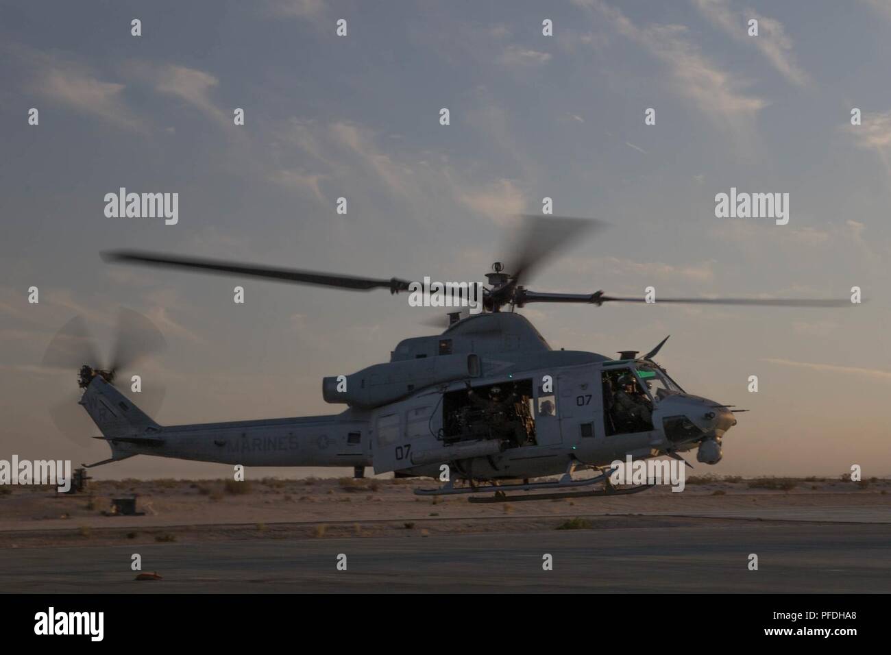 Marines mit Marine Light Attack Helicopter Squadron 775, Marine Flugzeuge Gruppe-41, 4 Marine Flugzeugflügel, nehmen Sie in einer UH-1Y Venom für Nacht Operationen während integrierte Ausbildung Übung 4-18 bei Marine Corps Air Ground Combat Center Twentynine Palms, Kalifornien, 12. Juni 2018. HMLA-775, auch bekannt als "kojoten", bietet Air Combat element Unterstützung für Marine Air Ground Task Force 23 während ITX 4-18. Stockfoto