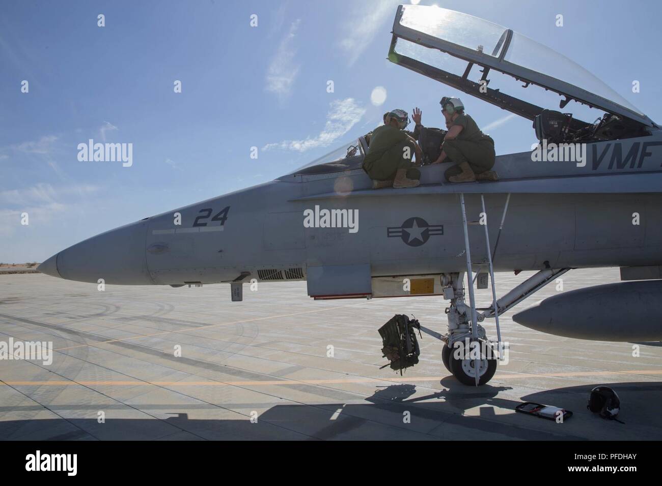 Oberstleutnant Jeremy Yauck (links), F/A-18 Hornet Pilot mit Marine Fighter Attack Squadron 112, Marine Flugzeuge Gruppe 41, 4 Marine Flugzeugflügel, zeigt die Funktionen des F/A-18 Hornet zu Marines mit Marine Light Attack Helicopter Squadron 775, während integrierte Ausbildung Übung 4-18 bei Marine Corps Air Ground Combat Center Twentynine Palms, Kalifornien, 10. Juni 2018. ITX 4-18 bietet MAGTF Elemente eine Gelegenheit, einen Service Level Bewertung der Kernkompetenzen, die sich auf Auslandseinsätze sind unerlässlich, um zu unterziehen, Vorwärts - bereitgestellt. Stockfoto