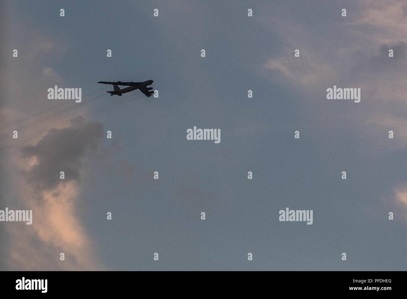 A B-52 Stratofortress, aus dem 96th Bomb Squadron, zu Barksdale Air Force Base, La., 12. Juni 2018 zurück. Die 96th Bomb Squadron Flugzeuge flogen über Étain, Frankreich, wo die erste US-amerikanische Kampfflugzeuge bombardieren fand während des Ersten Weltkrieges am 12. Juni 1918. Stockfoto