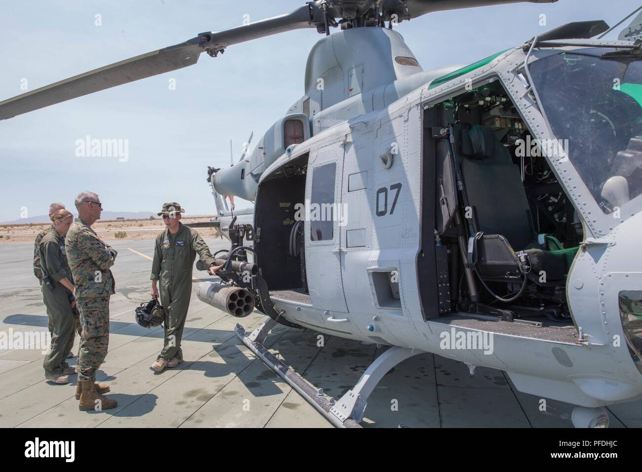 Generalleutnant Rex C. McMillian, kommandierender Offizier der Marine und Buchen Marine Nord, spricht zu den Marines Mariner Light Attack Helicopter Squadron 775, 4 Marine Flugzeugflügel, während integrierte Ausbildung Übung 4-18 bei Marine Corps Air Ground Combat Center Twentynine Palms, Calif., 13. Juni 2018. ITX 4-18 bietet Marine Air Ground Task Force Elemente eine Gelegenheit, einen Service Level Bewertung der Kernkompetenzen, die sich auf Auslandseinsätze sind unerlässlich, um zu unterziehen, Vorwärts - bereitgestellt. Stockfoto