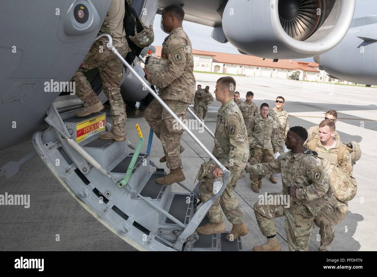 Soldaten aus dem ersten Bataillon, 503Rd Infanterie Regiment, 173Rd Airborne Brigade an Bord eines C-17 Globemaster III aus der 204. Airlift Squadron während der Übung Bajonett Streik Juni 13, 2018, in Aviano Air Base, Italien. Soldaten und sieben Fahrzeuge wurden im Casa De Campo, Zaragoza, Spanien transportiert, als bis zu einem gemeinsamen gewaltsamen Eindringen Betrieb befolgen. Die Ausbildung konzentriert sich auf die Verbesserung operativer Standards mit der NATO und anderen Air Mobility Command Flugzeuge sowie für die Entwicklung von einzelnen technischen Fähigkeiten. Stockfoto