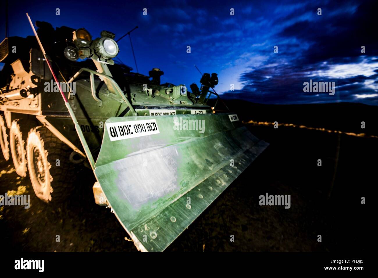 Einen M1132Ingenieur Gruppe gehörendes Alpha Company, 898th Brigade Engineer Battalion, 81th Stryker Brigade Combat Team, sitzt unter dem Nachthimmel auf einem Abrisse in Yakima Training Center, Yakima, Washington, 12. Juli 2018. Die M1132 ist die Bekämpfung engineering Variante des Stryker armored Fighting Vehicle. Stockfoto