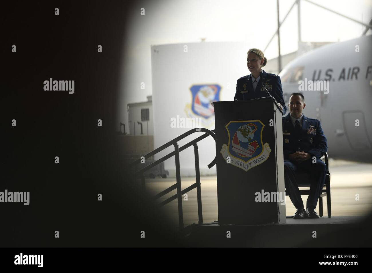 Us Air Force Colonel Bryony Terrell, Kommandant der 145. Airlift Wing (AW), Adressen Mitglieder der Einheit während einer Änderung des Befehls Zeremonie an der North Carolina Air National Guard (NCANG), Charlotte Douglas International Airport, 9. Juni 2018 statt. Während die Adresse, Terrell diskutiert ihr Eifer, zu Beginn der Arbeit mit Fliegern der NCANG und die Einheiten zum Übergang auf das C-17 Globemaster III. weiter Stockfoto