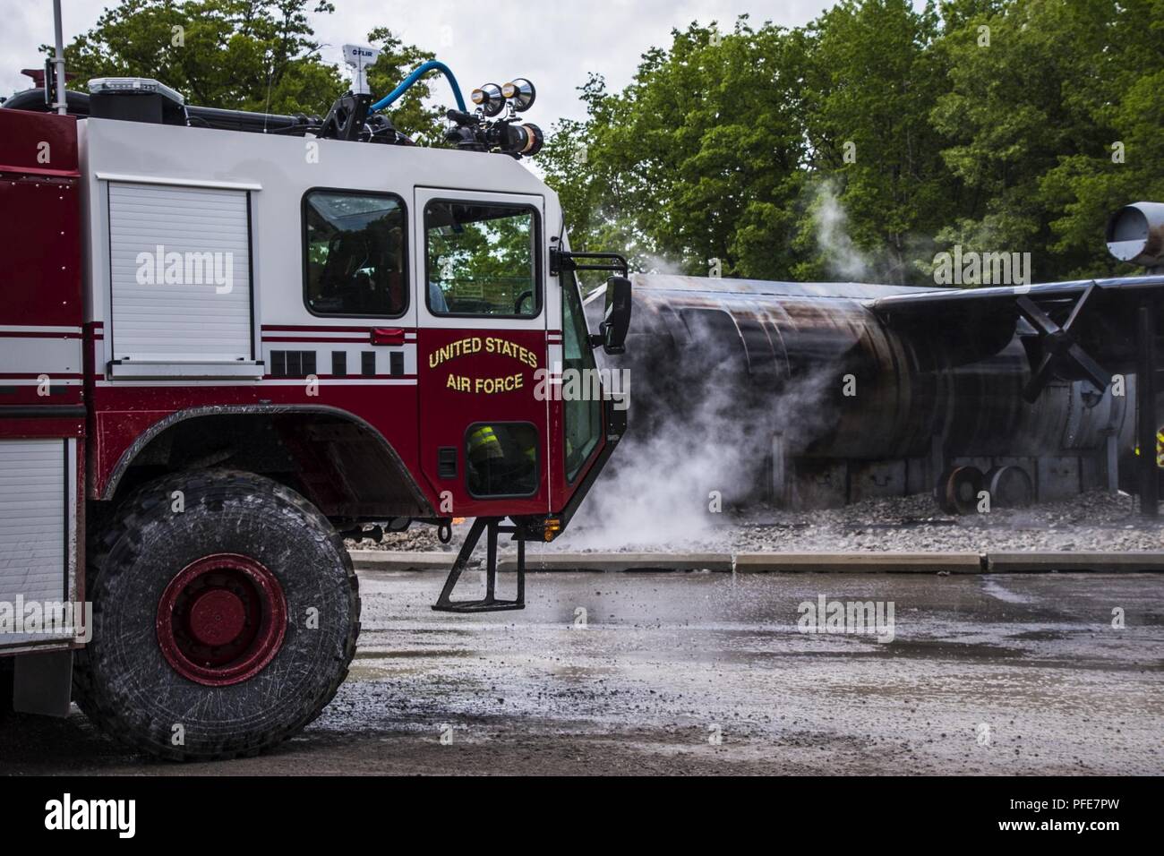 Flieger von der 179th Airlift Wing Feuerwehr, Mansfield, Ohio, Durchführung aircraft Crash Recovery Training, 4. Juni 2018, an der Alpena Combat Readiness Training Center, Alpena, Michigan statt. Flieger verwenden Löschfahrzeuge Kreis der simulierten Flugzeugabsturz Website und die Flammen durch eine kontrollierte Propan live Fire System erstellt, löschen. Das Training ist auf volle Spektrum Bereitschaft Vorbereiten der Tragfläche zu lokalen, staatlichen oder bundesstaatlichen Aktivierungen zu einem Momente bemerken zu reagieren. Stockfoto