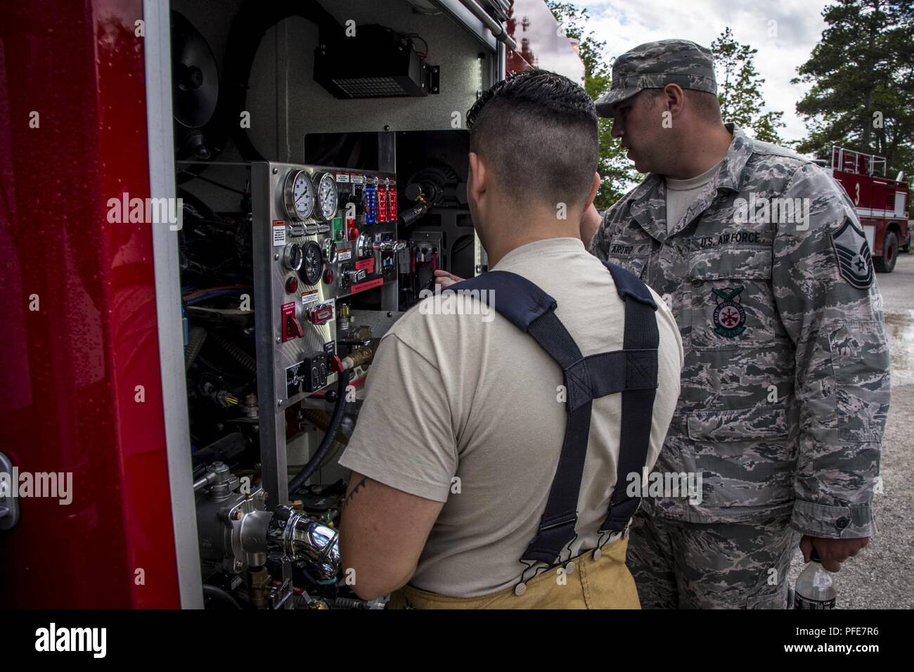 Flieger von der 179th Airlift Wing Feuerwehr, Mansfield, Ohio, Durchführung aircraft Crash Recovery Training, 4. Juni 2018, an der Alpena Combat Readiness Training Center, Alpena, Michigan statt. Flieger verwenden Löschfahrzeuge Kreis der simulierten Flugzeugabsturz Website und die Flammen durch eine kontrollierte Propan live Fire System erstellt, löschen. Das Training ist auf volle Spektrum Bereitschaft Vorbereiten der Tragfläche zu lokalen, staatlichen oder bundesstaatlichen Aktivierungen zu einem Momente bemerken zu reagieren. Stockfoto