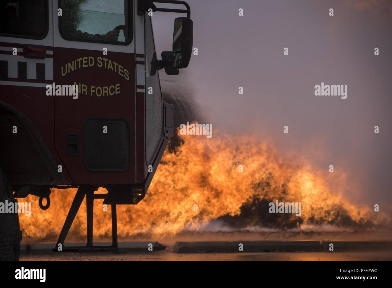 Flieger von der 179th Airlift Wing Feuerwehr, Mansfield, Ohio, Durchführung aircraft Crash Recovery Training, 4. Juni 2018, an der Alpena Combat Readiness Training Center, Alpena, Michigan statt. Flieger verwenden Löschfahrzeuge Kreis der simulierten Flugzeugabsturz Website und die Flammen durch eine kontrollierte Propan live Fire System erstellt, löschen. Das Training ist auf volle Spektrum Bereitschaft Vorbereiten der Tragfläche zu lokalen, staatlichen oder bundesstaatlichen Aktivierungen zu einem Momente bemerken zu reagieren. Stockfoto