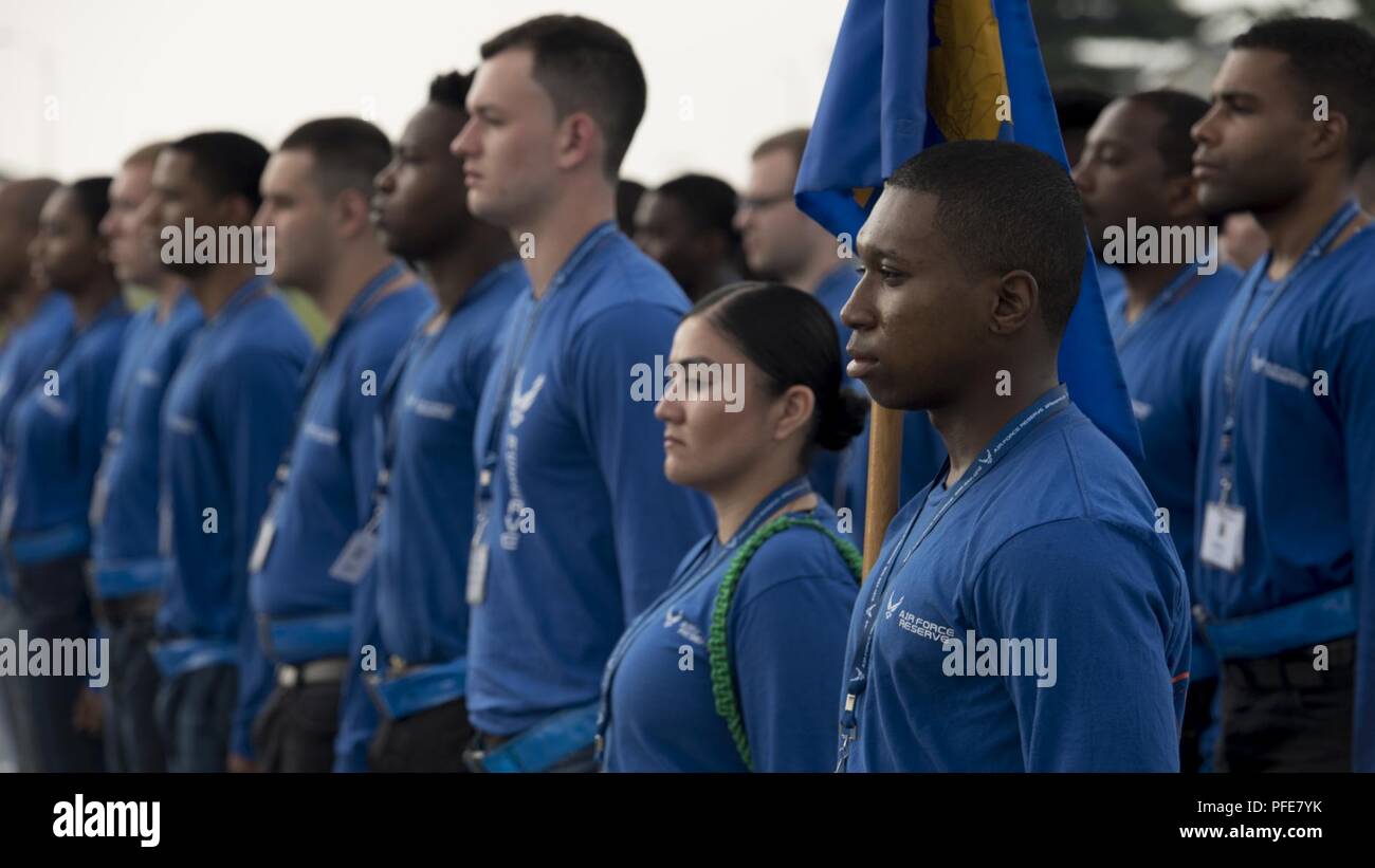 Die 512Th Entwicklung und Ausbildung Flug steht in der Ausbildung beim Bohren Praxis Juni 9, 2018, in Dover Air Force Base, Del Der 512Th D&TF regelmäßig Praktiken Bohrer, um die Auszubildenden für die militärische Ausbildung besser vorbereiten. Stockfoto