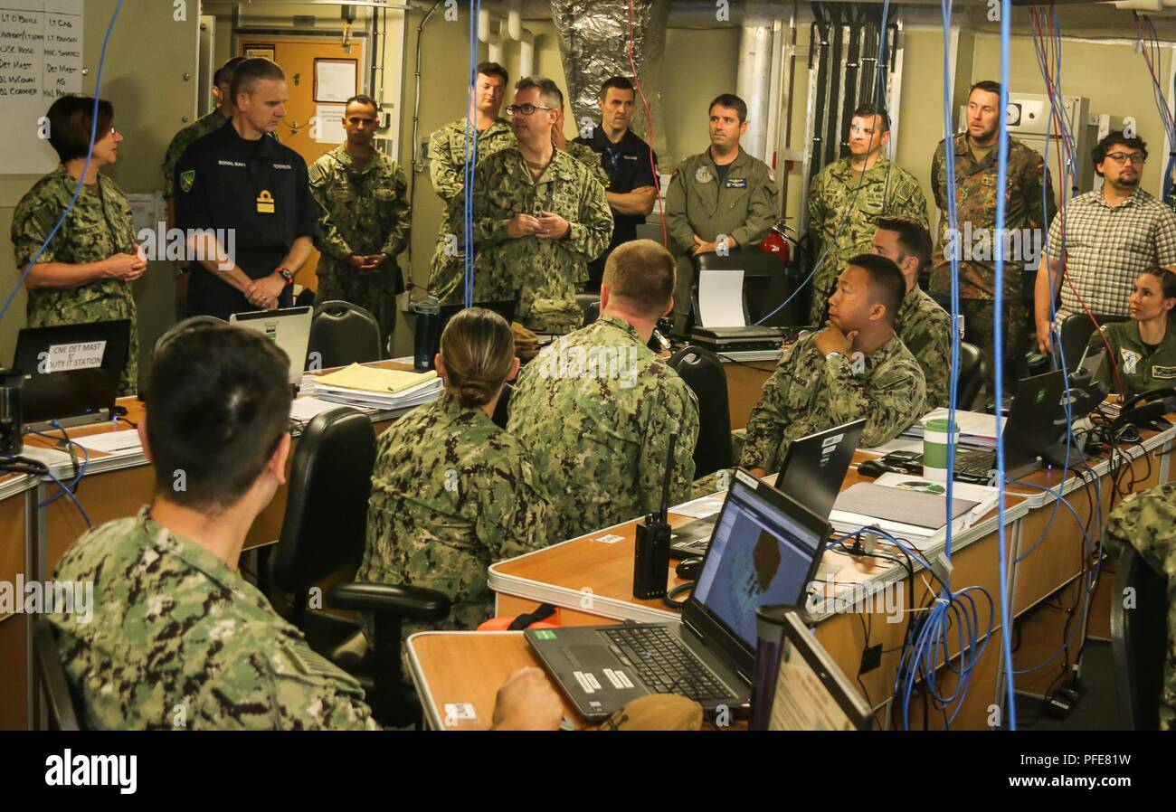 Insel Bornholm, Dänemark (9. Juni 2018) Vice Adm. Lisa M. Franchetti, Commander, U.S. 6 Flotte und Commander, Naval auffällig und Unterstützung der Kräfte der NATO (STRIKFORNATO) und hintere Adm. Guy Robinson, OBE, Royal Navy, stellvertretender Kommandant, STRIKFORNATO, besuchen Sie die Übung Aufgabe Einheit an Bord der Speerspitze-Klasse expedition-ary schnellen Transport ship USNS Carson City (T-EPF 7) in Insel Bornholm, Dänemark, 9. Juni, während der übung Ostsee Opera- tionen (Baltops) 2018. BALTOPS ist die wichtigste jährlich stattfindende Maritime - fokussierte Übung in der baltischen Region und einer der größten Übungen in Nordeuropa Flexibilität erhöhen Stockfoto