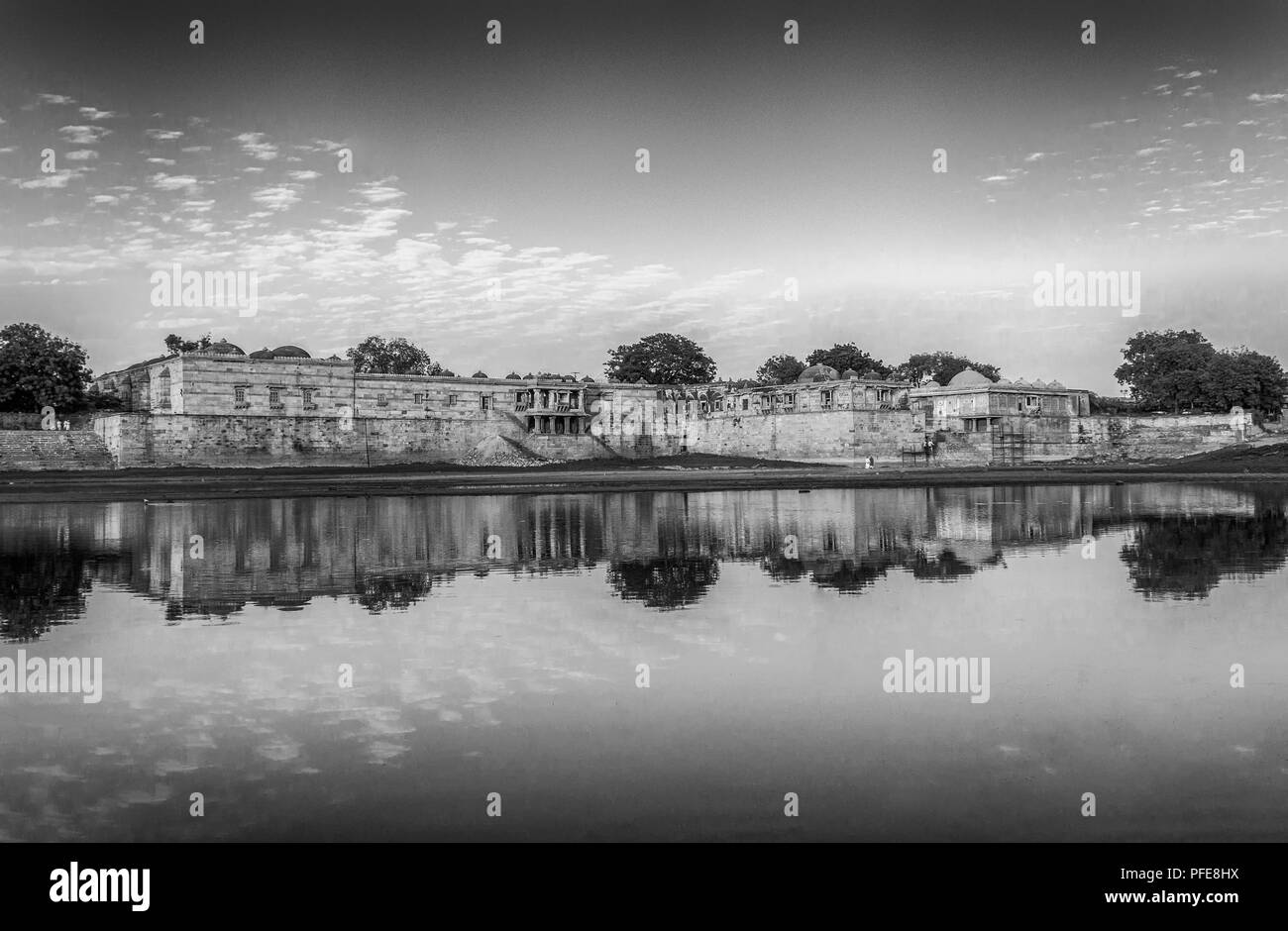 Ahmedabad, Gujarat, Indien, Dezember 08,2014 eine Ansicht der alten Moschee und dem Grab Komplex über Wasser in Sarkhej Roza.. Stockfoto
