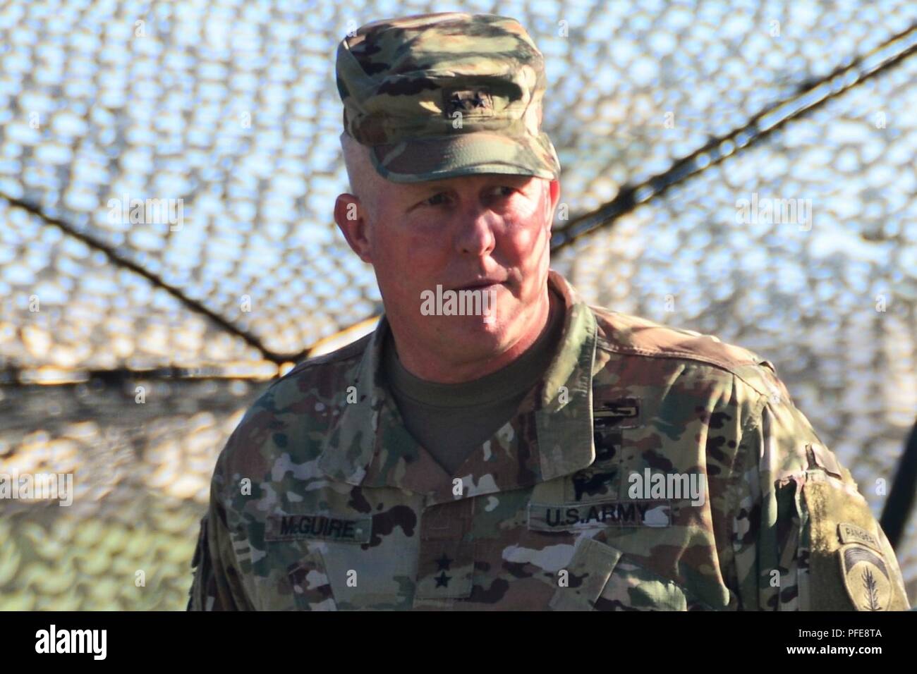 Maj. Allgemeine Timothy McGuire führt battlefield Verkehr in Inowroclaw Polen Military Airfield, 6. Juni 2018. Die US-Armee Europa Stellvertretender Kommandierender General besuchte mit Soldaten des 12 Combat Aviation Brigade, wie sie für Sabre Streik 2018 vorbereiten. Sabre Streik 18 erleichtert die Zusammenarbeit zwischen den USA, der estnischen, der lettischen, der litauischen, polnischen und anderen Verbündeten und Partner Nationen gemeinsame operative Leistungsfähigkeit in einer Vielzahl von Missionen zu verbessern. Die Übung bereitet die teilnehmenden Nationen und ihre Einheiten für künftige Operationen während der NATO-Allianz zu stärken. Die diesjährige Übung Antic Stockfoto