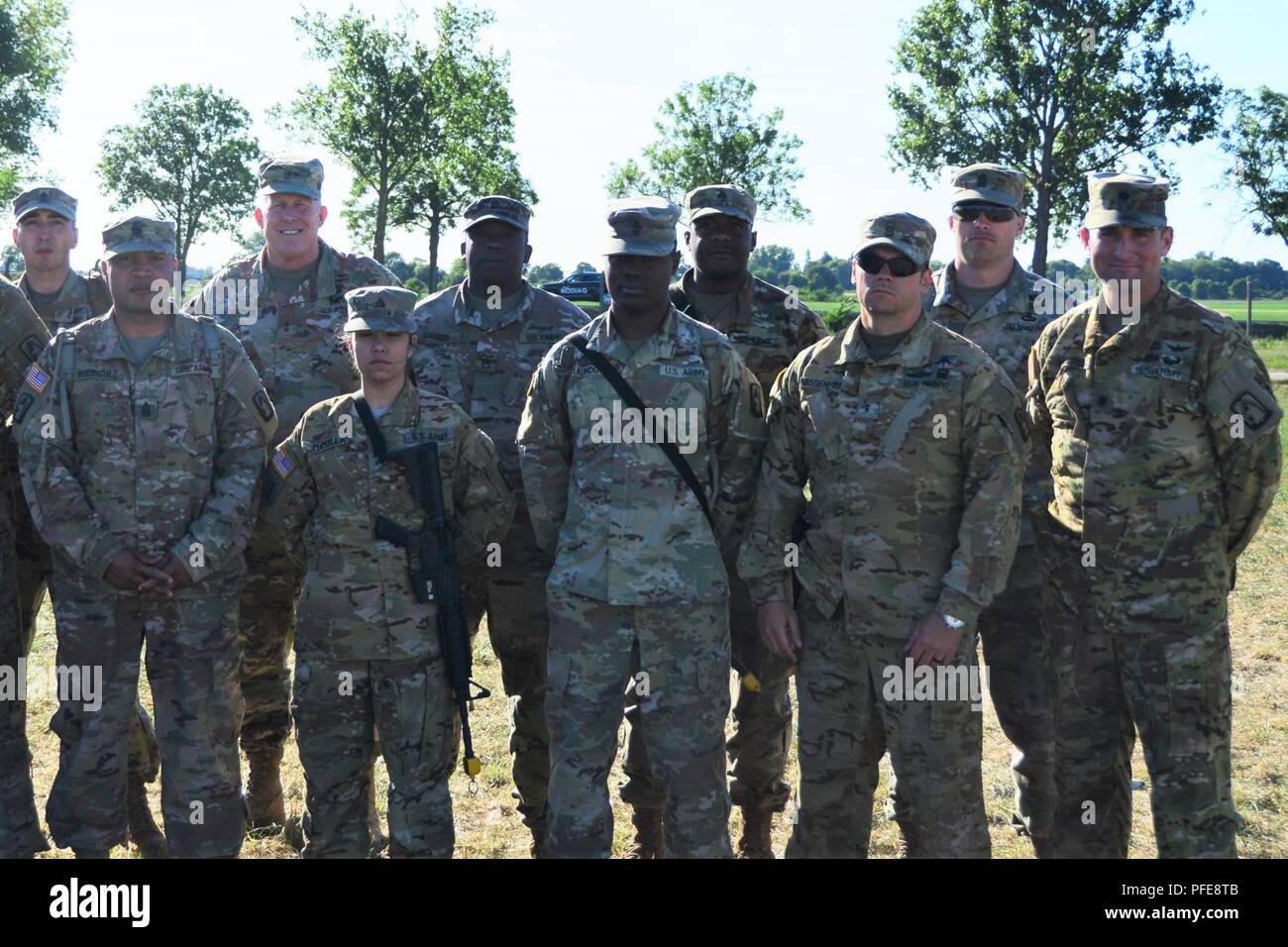 Maj. Allgemeine Timothy McGuire führt battlefield Verkehr in Inowroclaw Polen Military Airfield, 6. Juni 2018. Die US-Armee Europa Stellvertretender Kommandierender General besuchte mit Soldaten des 12 Combat Aviation Brigade, wie sie für Sabre Streik 2018 vorbereiten. Sabre Streik 18 erleichtert die Zusammenarbeit zwischen den USA, der estnischen, der lettischen, der litauischen, polnischen und anderen Verbündeten und Partner Nationen gemeinsame operative Leistungsfähigkeit in einer Vielzahl von Missionen zu verbessern. Die Übung bereitet die teilnehmenden Nationen und ihre Einheiten für künftige Operationen während der NATO-Allianz zu stärken. Die diesjährige Übung Antic Stockfoto