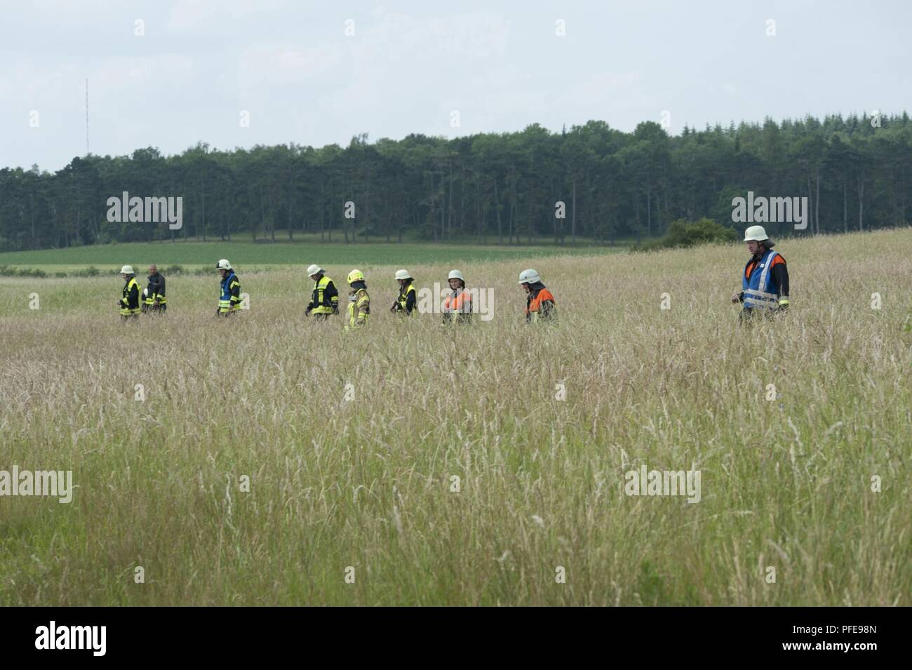 ANSBACH, Deutschland (Juni 7, 2018) - U.S. Army Garrison Ansbach Feuerwehrmänner und host Nation freiwillige Feuerwehrmänner aus Ansbach, Hennenbach, Illesheim und Mitglieder des Bayerischen Roten Kreuzes aus dem Landkreis Ansbach führte eine 24-stündige kombinierte Übung in der oberdachstetten Training Bereich. Die übung war auf mehreren simulierten Szenarien, einschließlich einer abgestürzten Flugzeug, Waldbrände, eine Gasexplosion, kollidierten Fahrzeuge, und Brände. Stockfoto